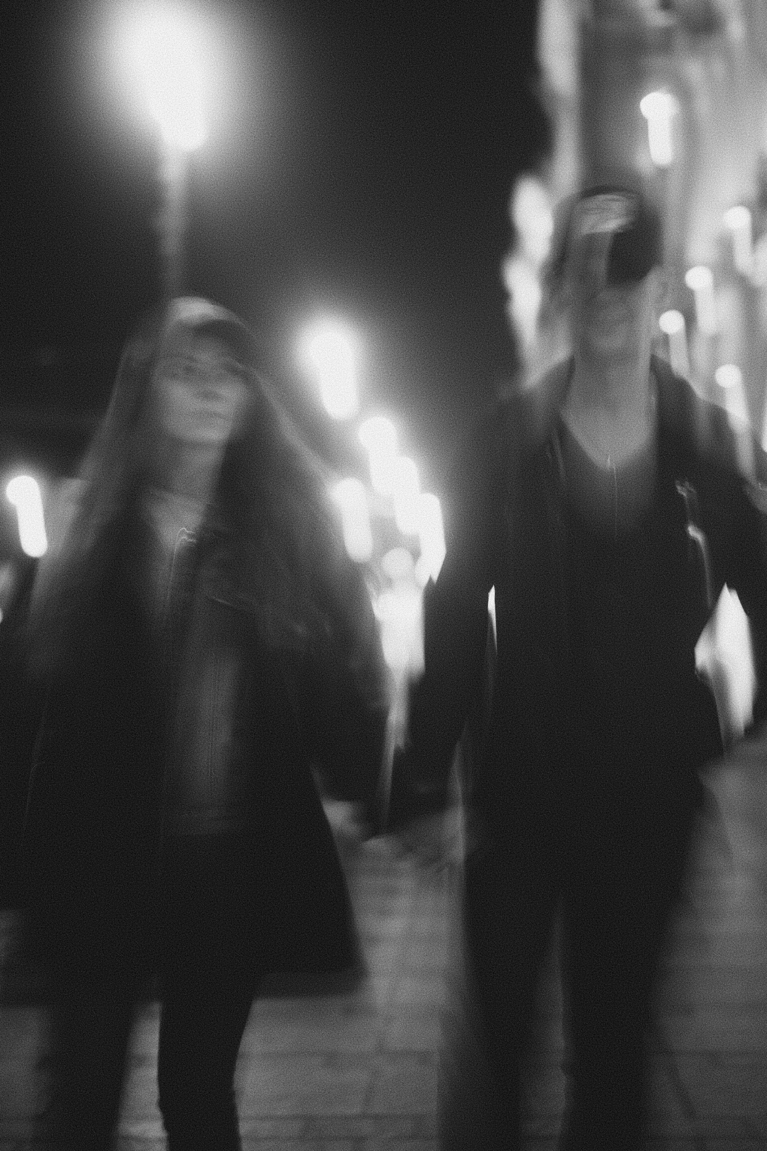 Фотосессия пары на прогулке в городе ночью