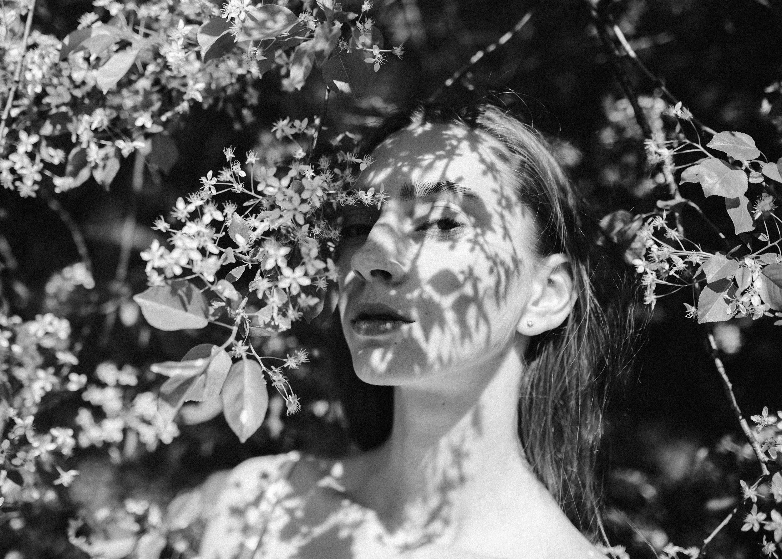 Черно-белый портрет девушки в солнечный день