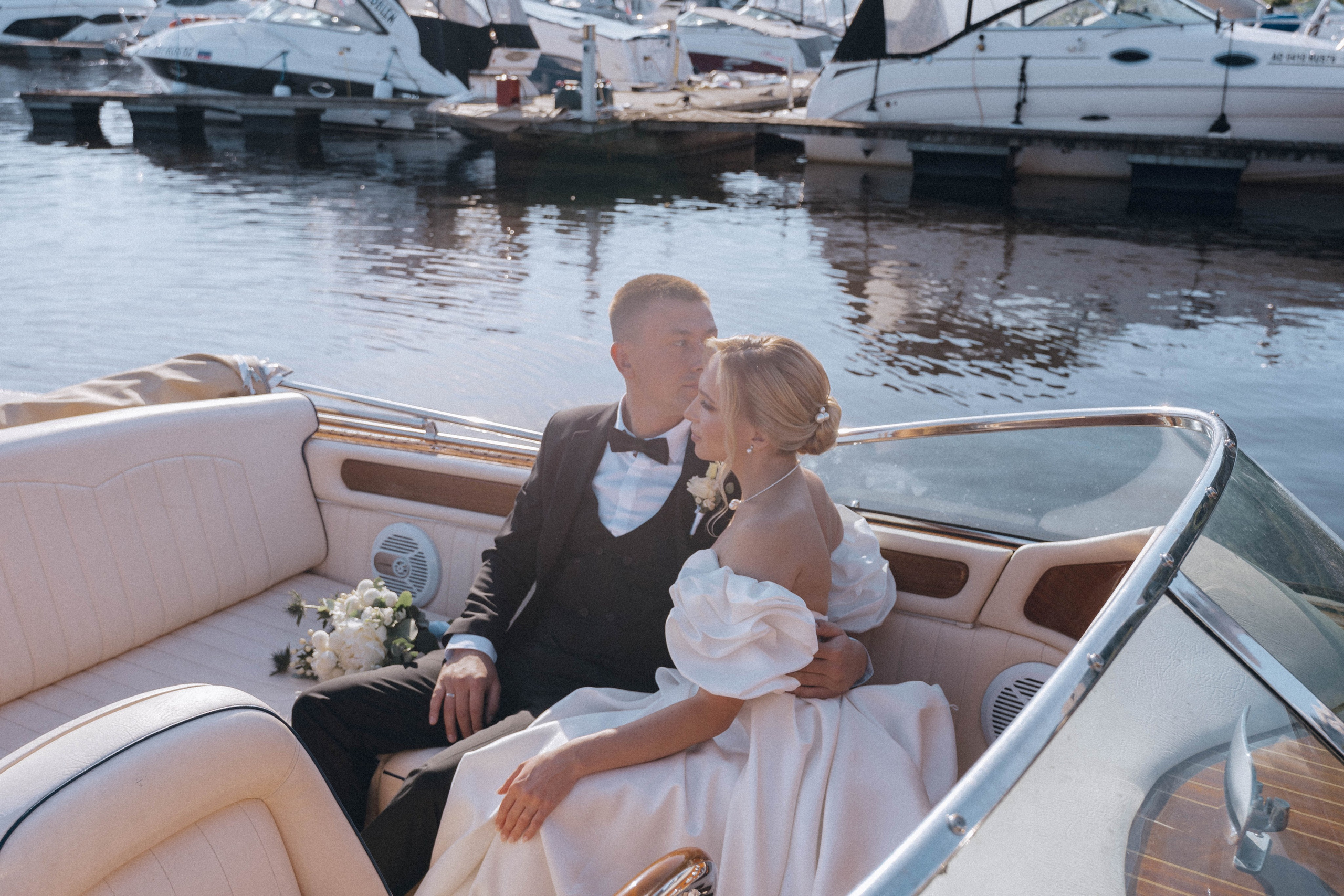 СВАДЕНБНАЯ СЬЕМКА НА КАТЕРЕ ПО КАНАЛАМ САНКТ-ПЕТЕРБУРГА И В АКВАТОРИИ НЕВЫ. Профессиональный фотограф, Санкт-Петербург — Виктория Богомолова