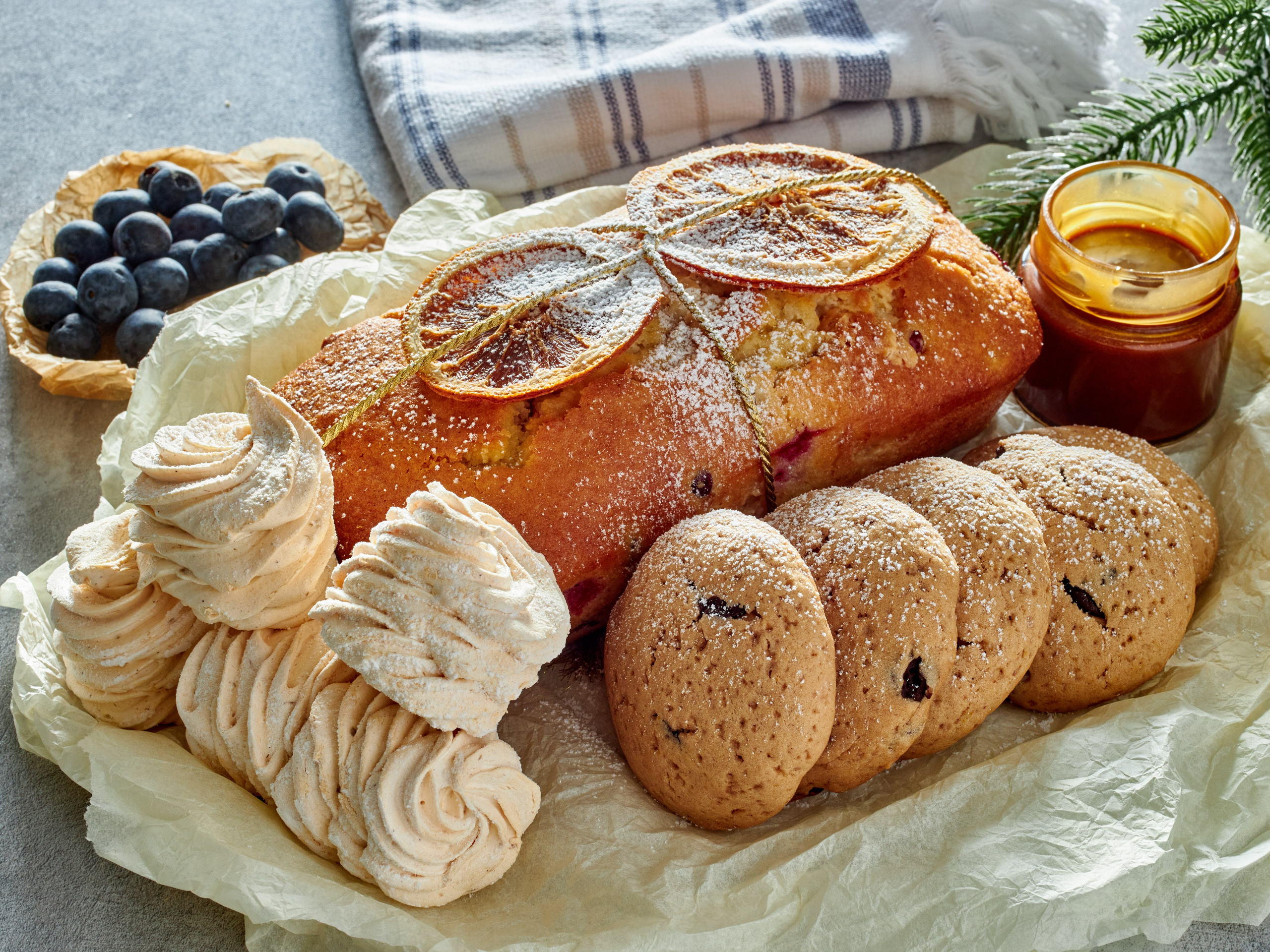 Домашние сладости, зефир, кекс и печенье на блюде