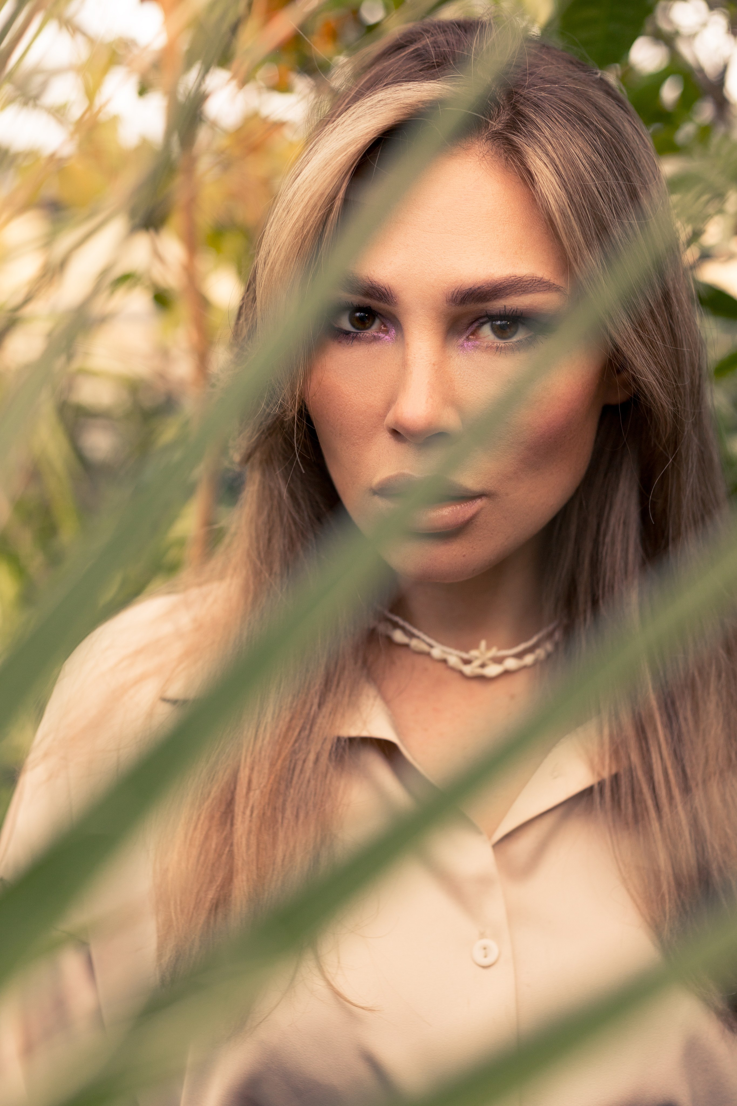 женский портрет фотосессия в ботаническом саду в любое время года киноэффект