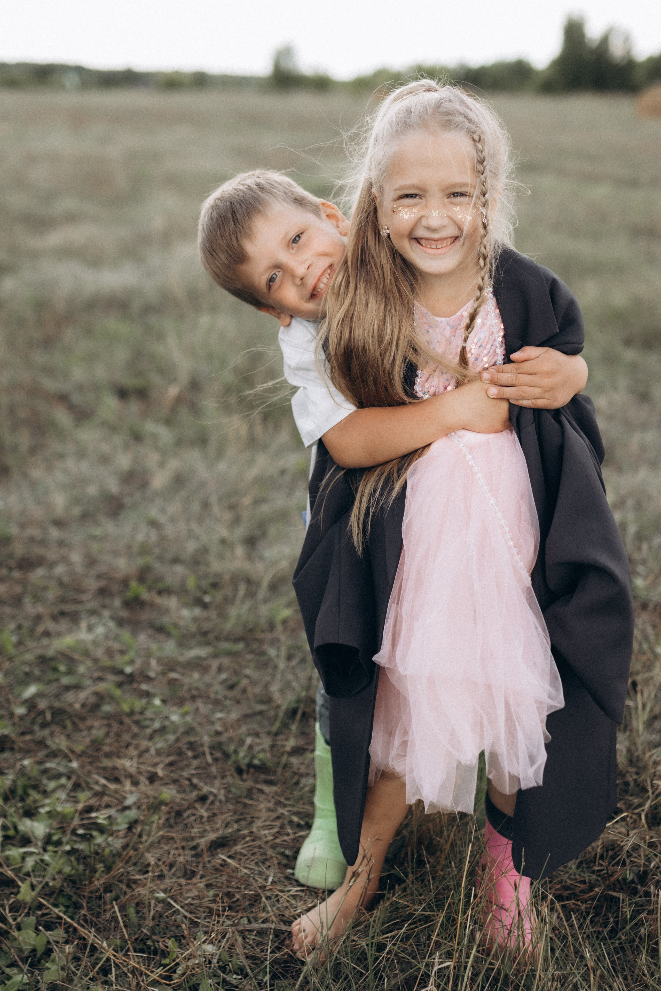 Вика и Миша на сене. Семейный фотограф lifestyle в Новосибирске Елена Шпилевая