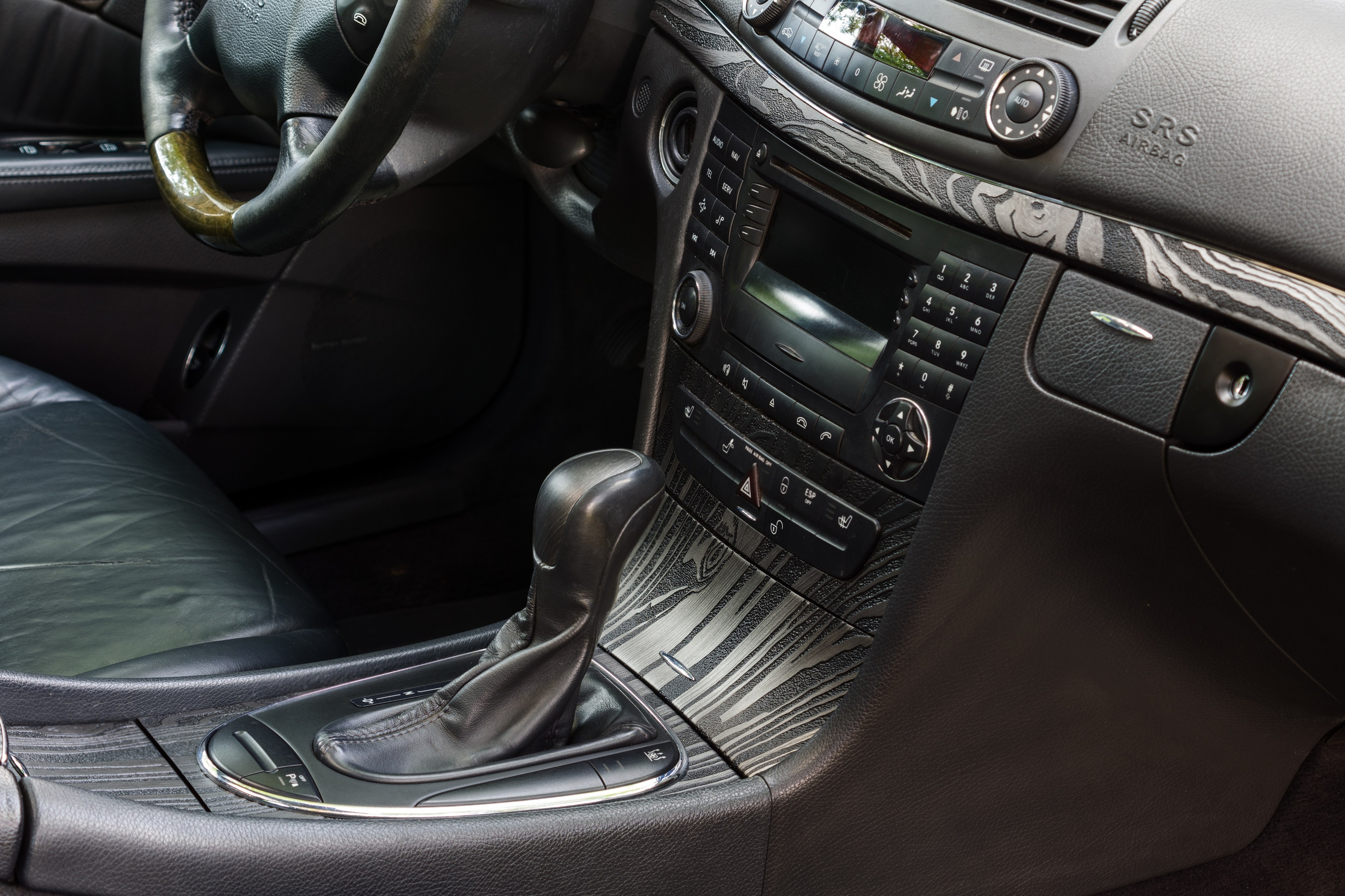 Фотосъемка автомобиля Mercedes для Evil Painter. Интерьерный фотограф и ретушер в Красноярске Денис Антропов