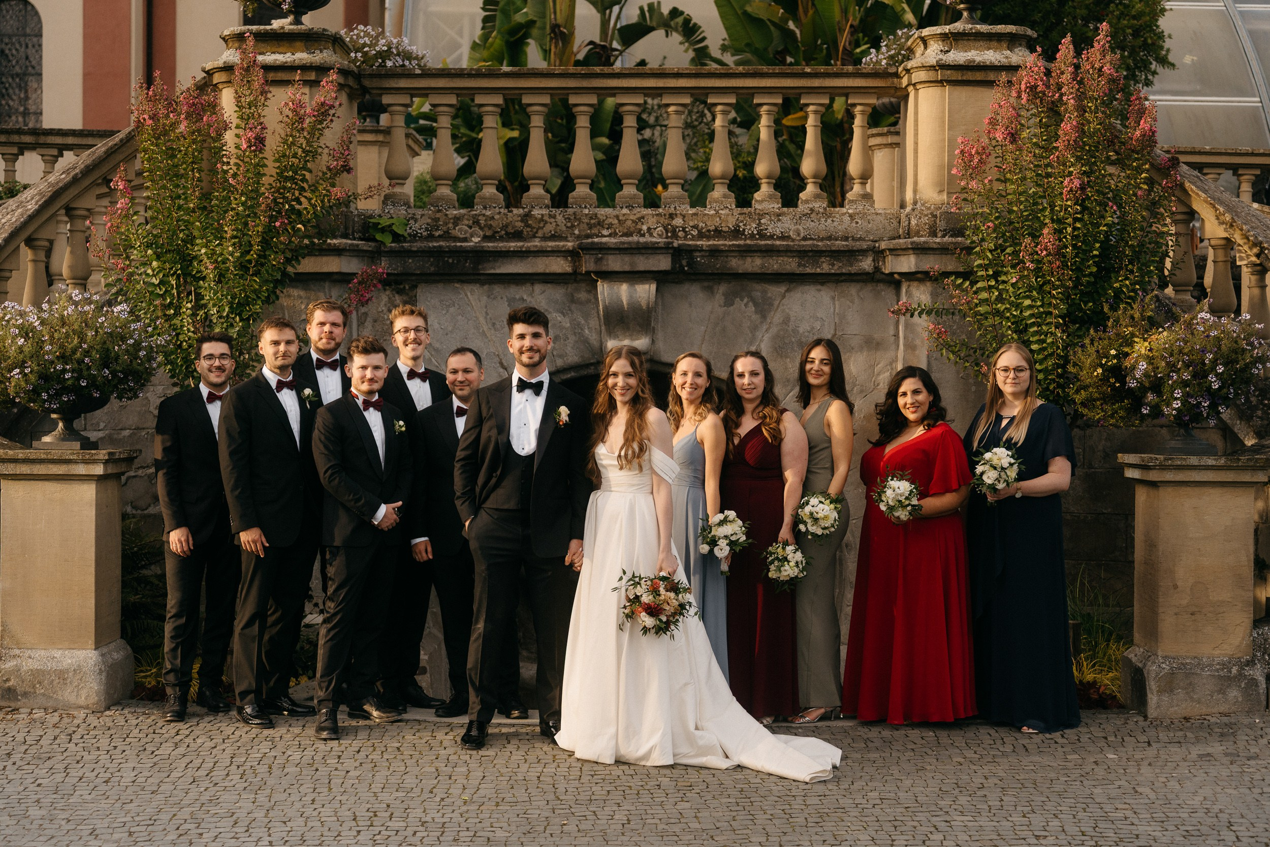 Gruppenfoto der Hochzeitsgäste im Rosengarten Insel Mainau