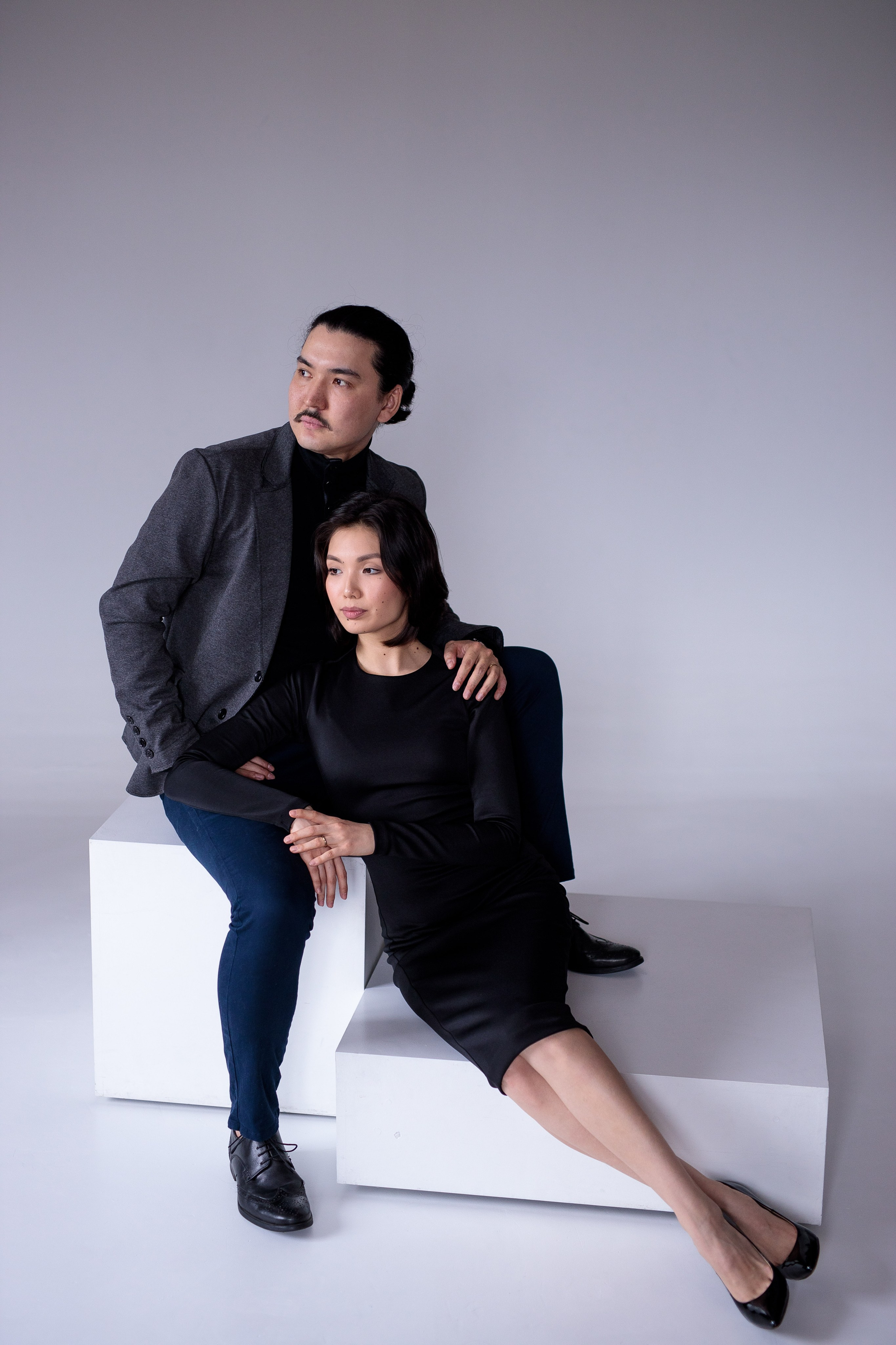 Парная фотосессия на белом фоне. Свадебный и семейный фотограф в Алматы Алексей Балышев