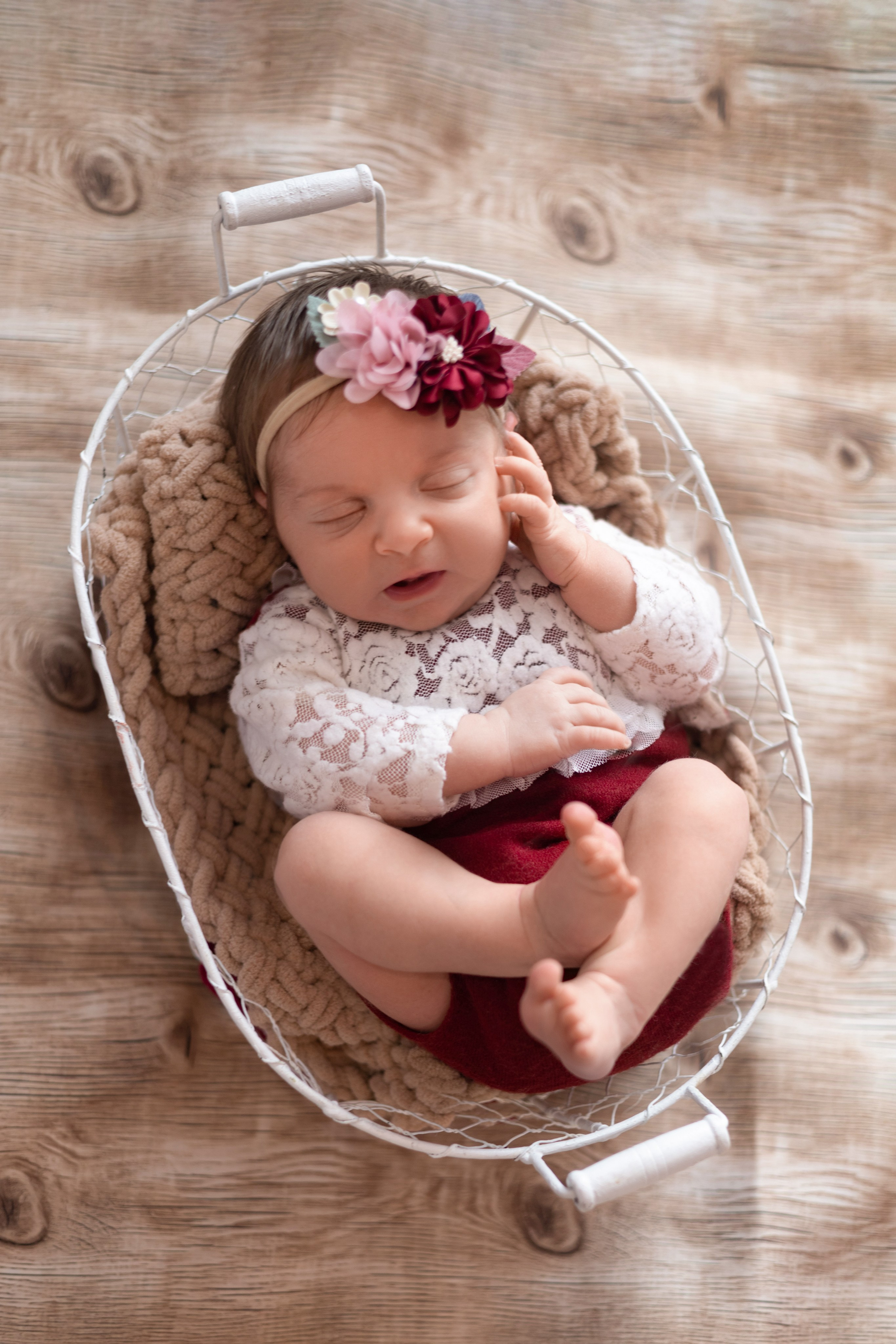 милая малышка в белой корзинке, фотограф новорожденных саратов, фотосессия ньюборн
