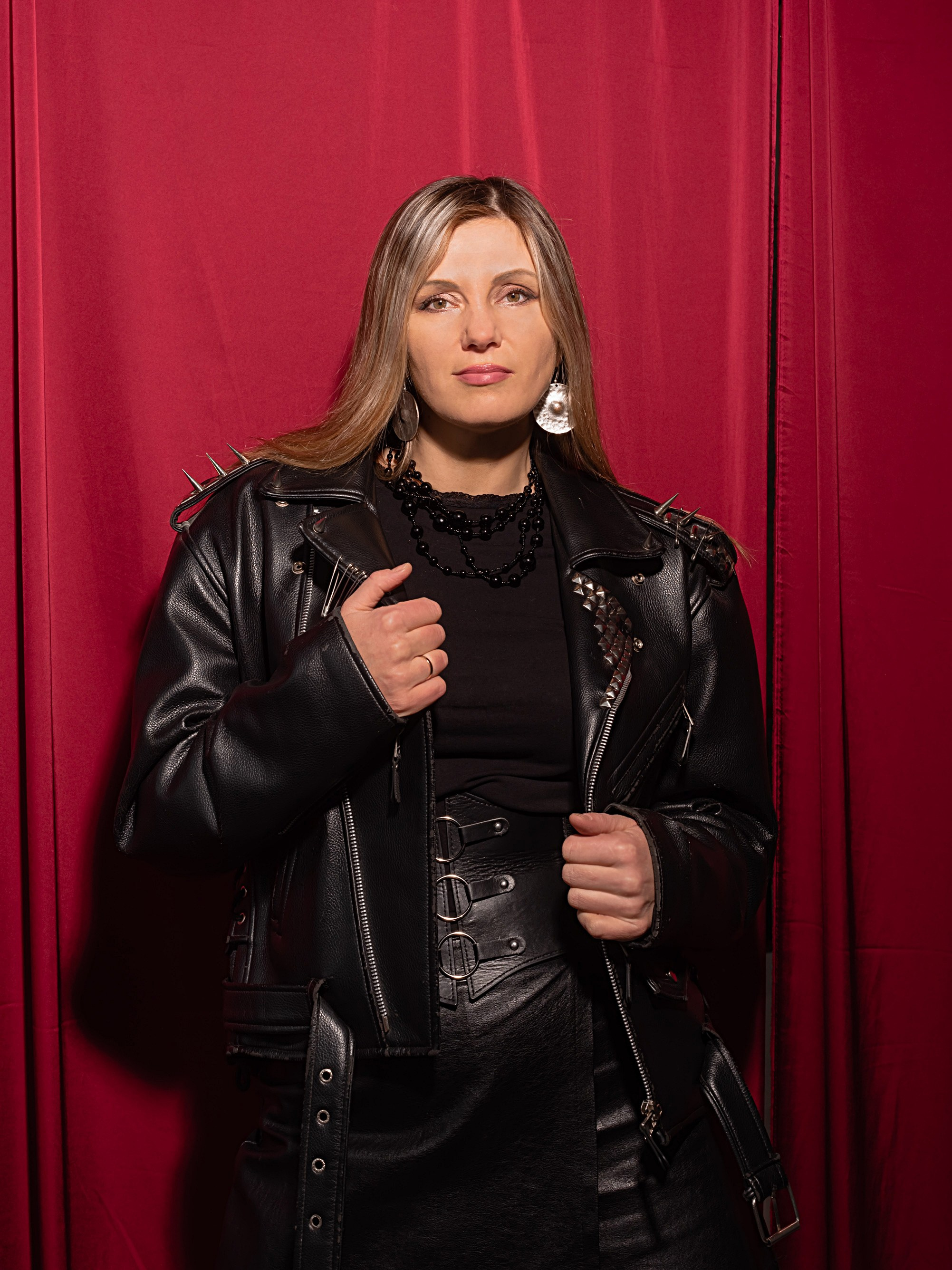 Фотография девушки на красном фоне.