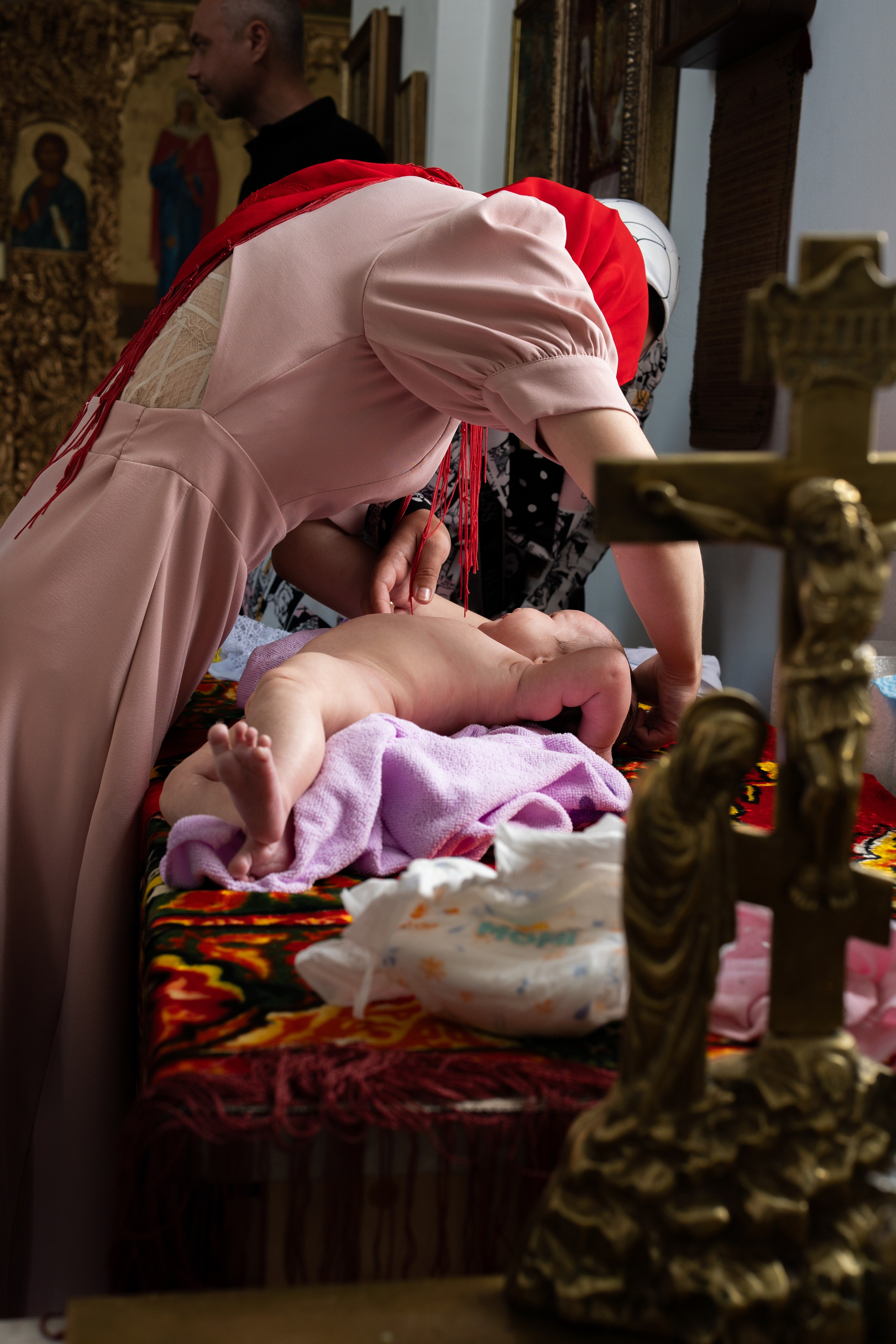 Фото крещения в Липецке. Пеленают младенца