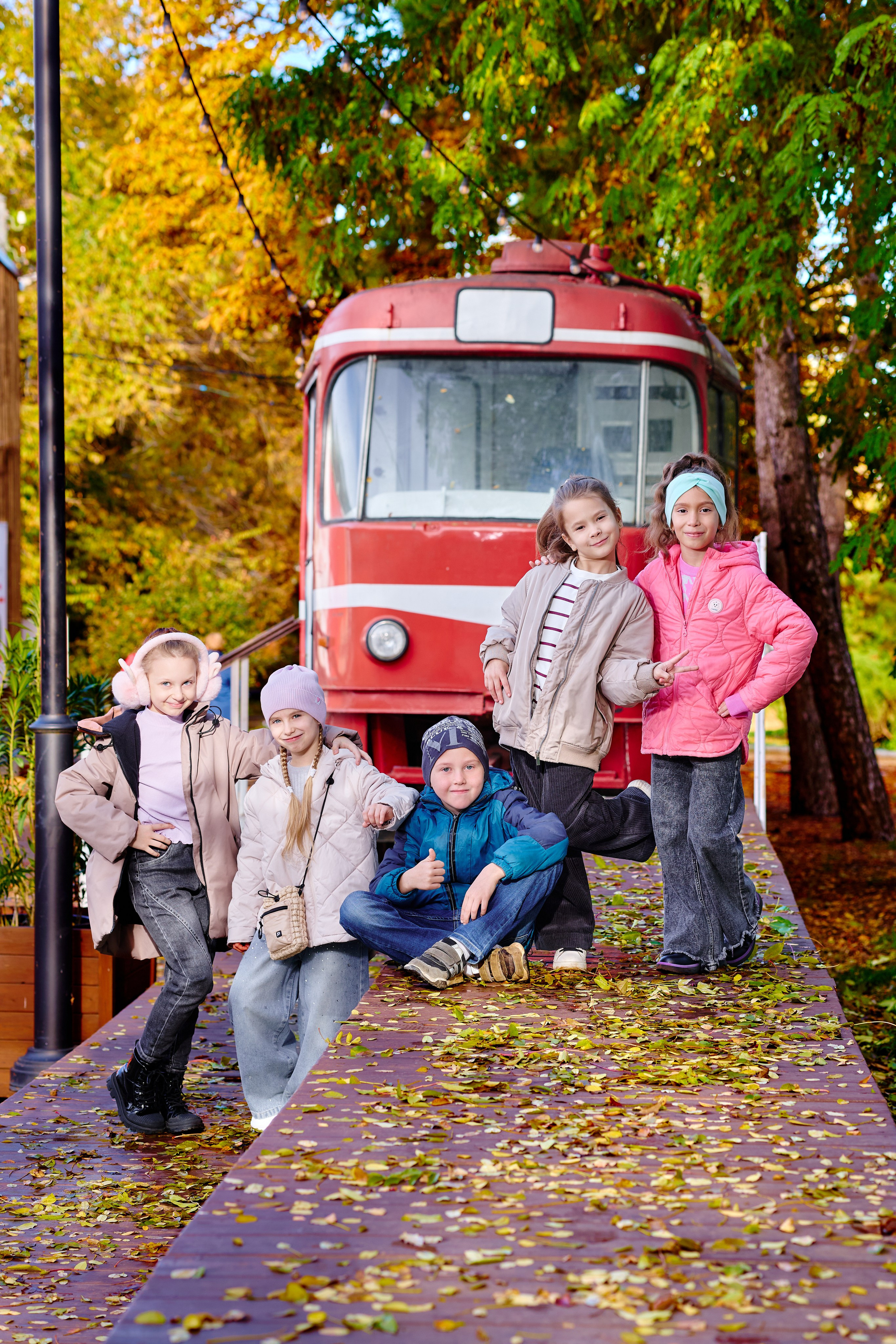 Прогулка в парке классом. Фотограф Выпускные альбомы Таганрог Сергей Коробченко