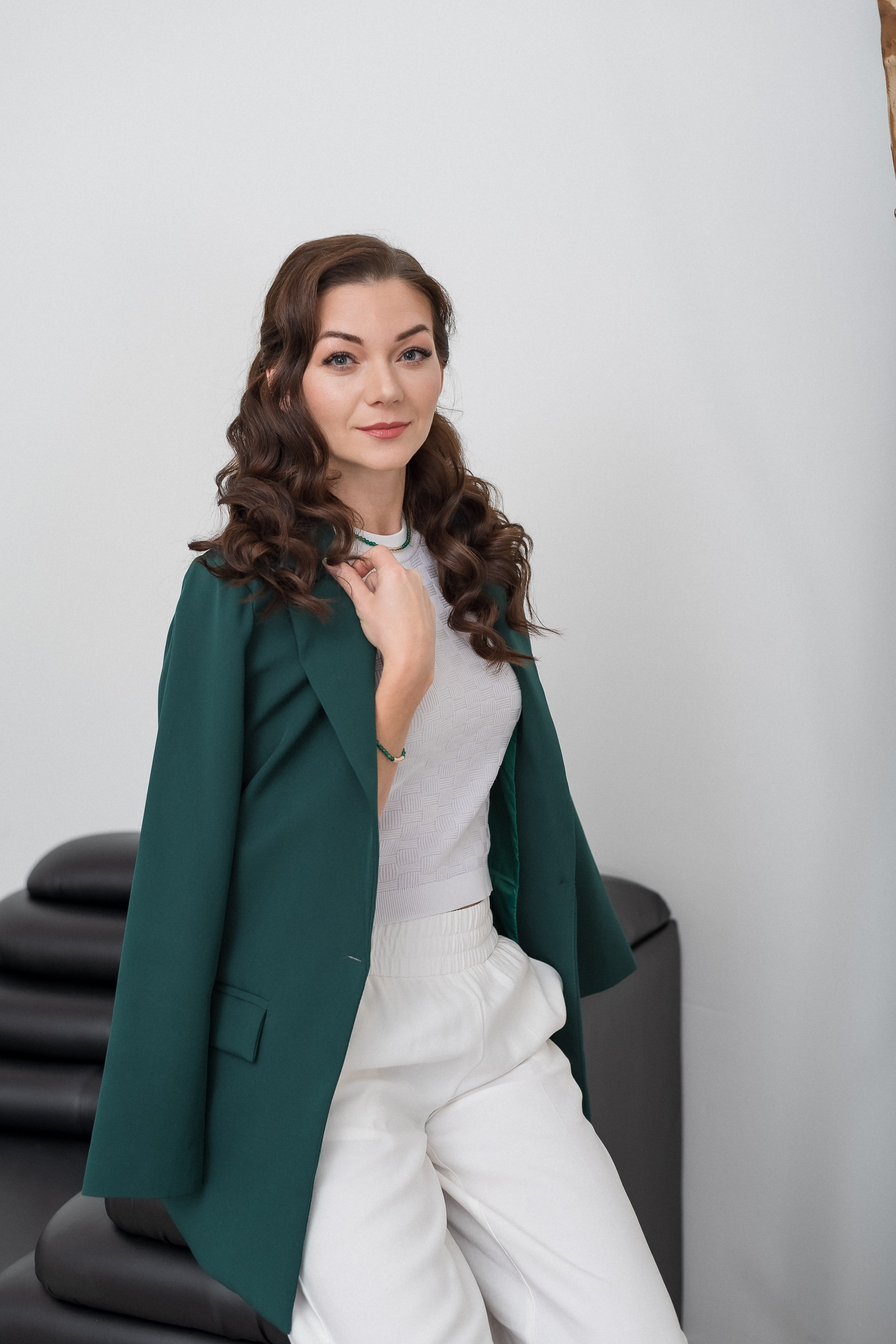 В светлой минималистичной студии. КОНТЕНТ |БРЕНД фотограф Санкт-Петербург — Жанна Олтаржевская