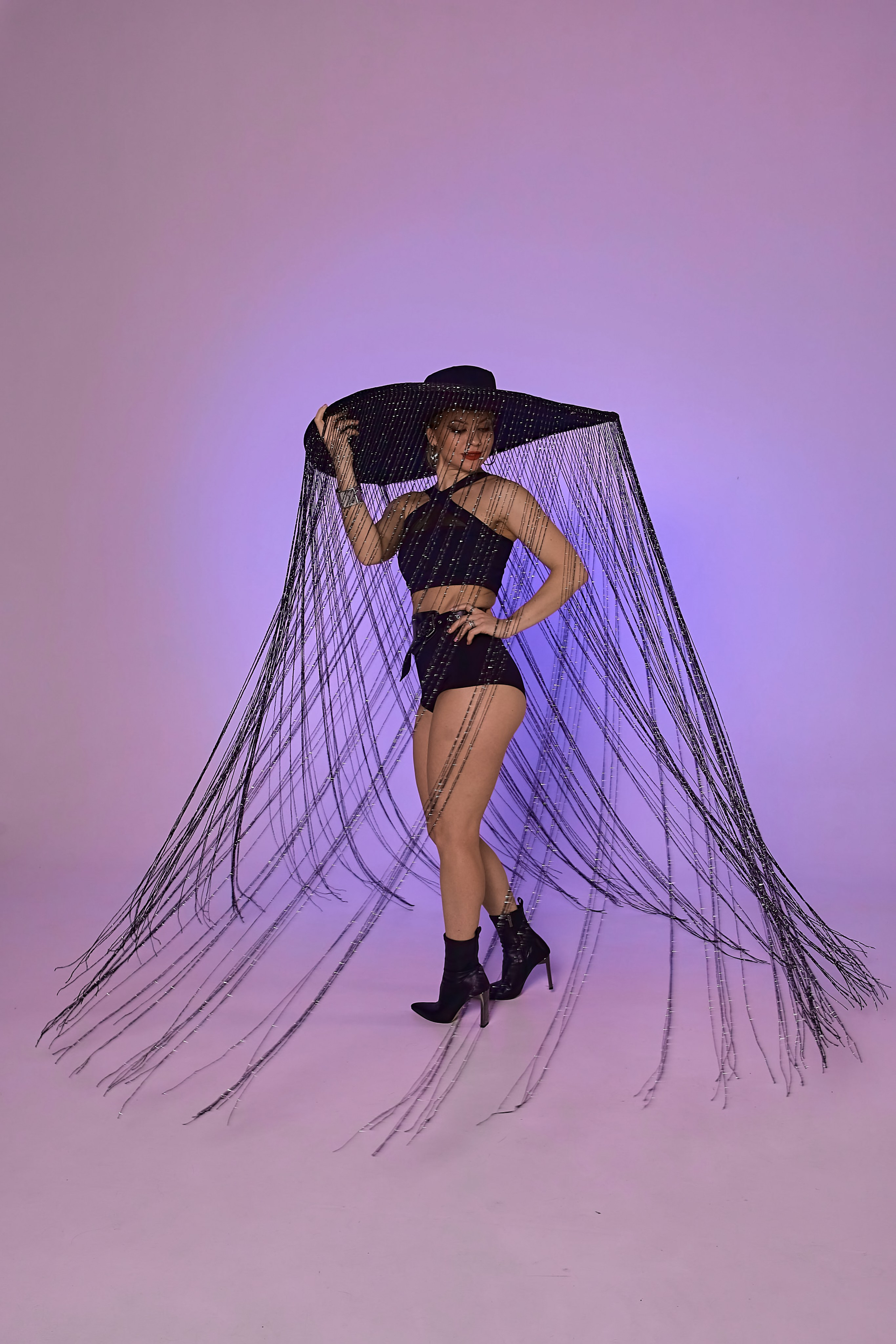 Портрет девушки в шикарной шляпе в студии