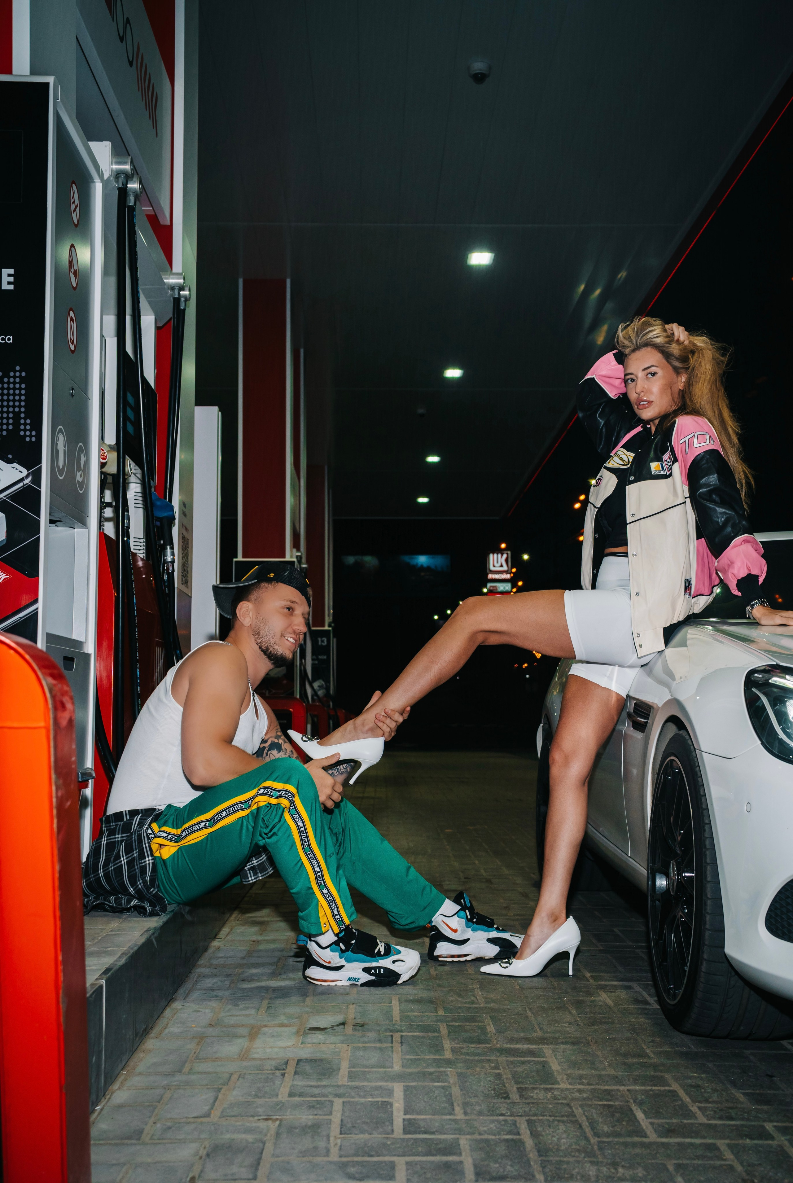 Lovestory на заправке. Фотограф Москва и Видеограф Москва