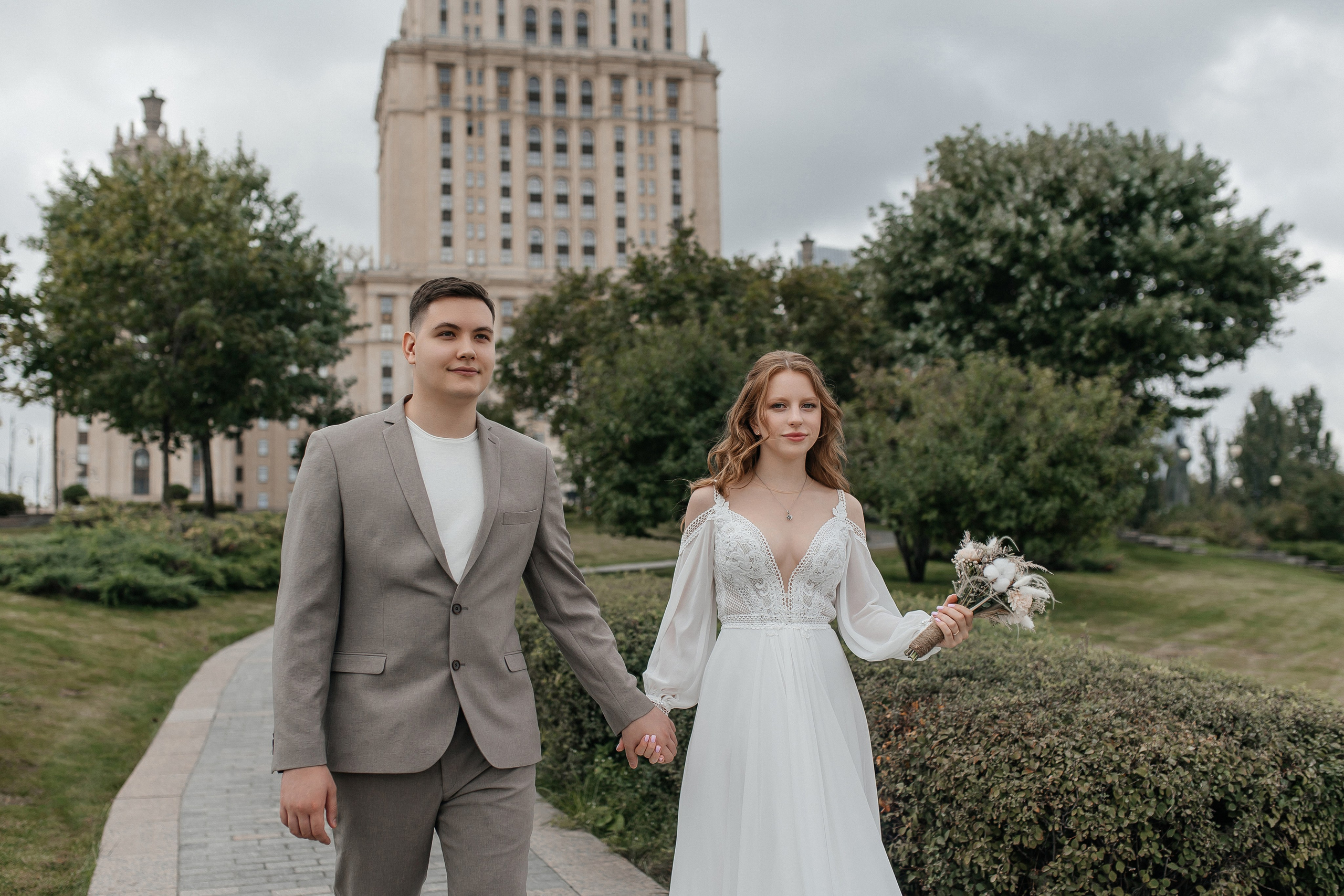 Свадебная фотосессия у гостиницы Украина. Свадебный фотограф в Москве Дарья Олендарёва