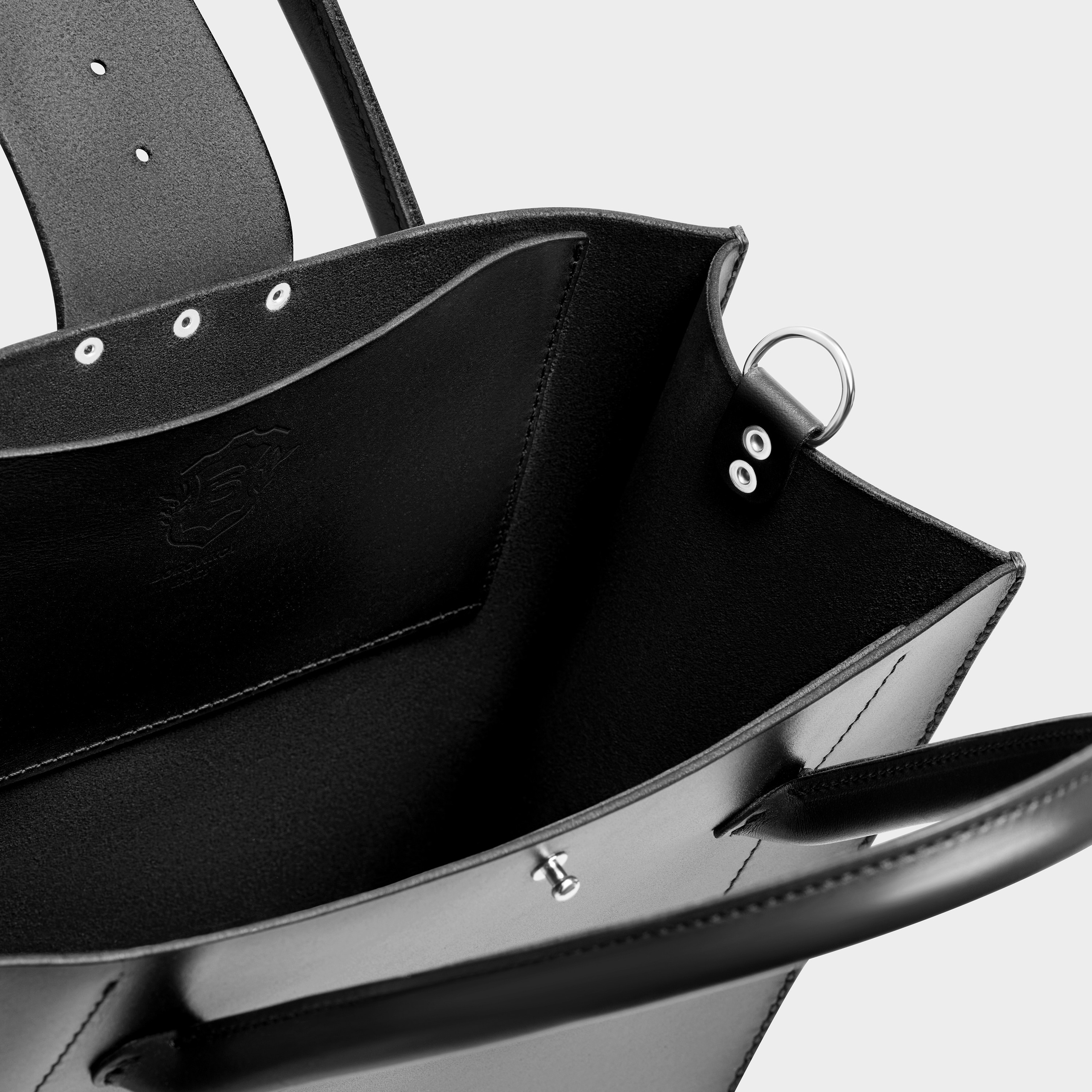 Современный каталог на белом сумок для маркетплейсов