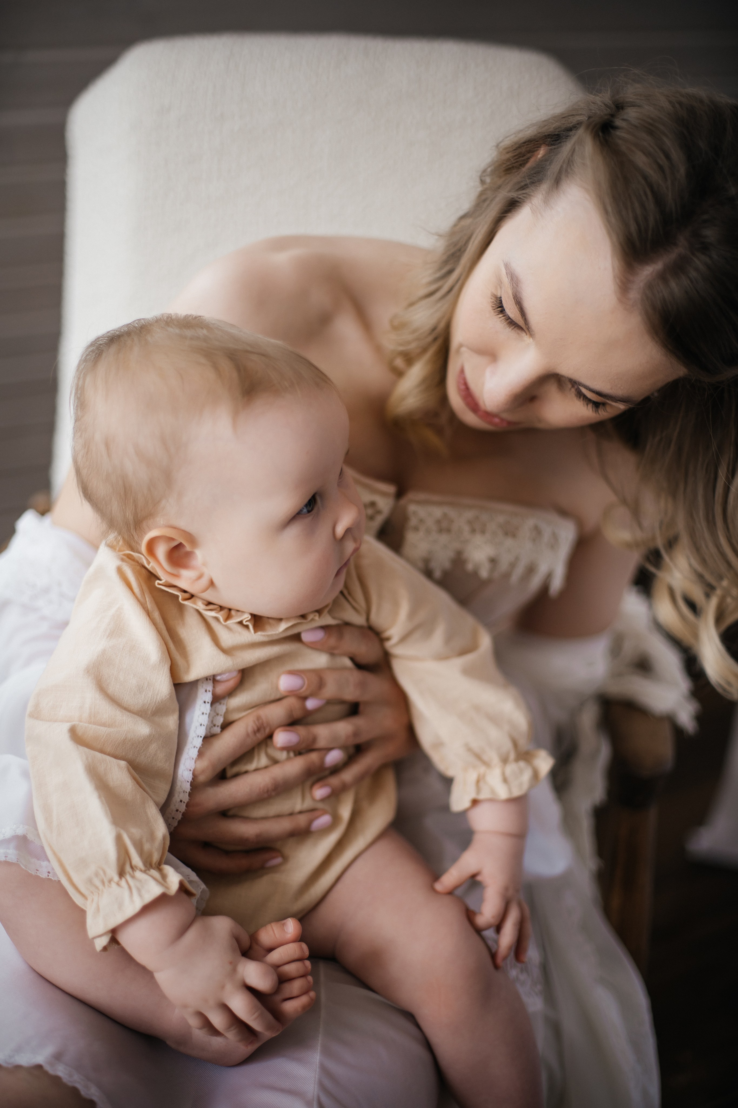 Алиса с мамой Кристиной в нежной семейной фотосессии в Домике Элли г. Пушкино. Семейный и детский фотограф в Сергиев Посаде, Хотьково Якимчук Любовь