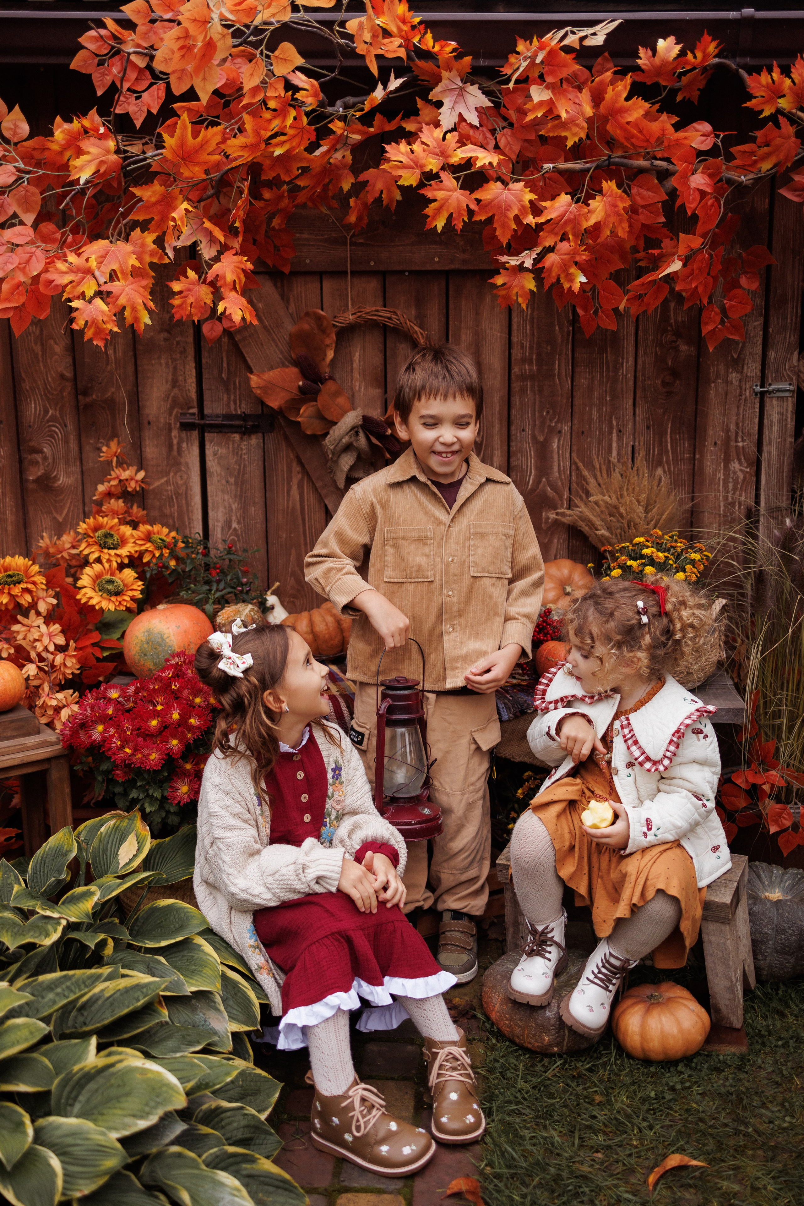 Семейная фотосессия в осенних декорациях фотостудии «Теплица», город Краснодар. Семейный и детский фотограф в Краснодаре Анна Трашкова