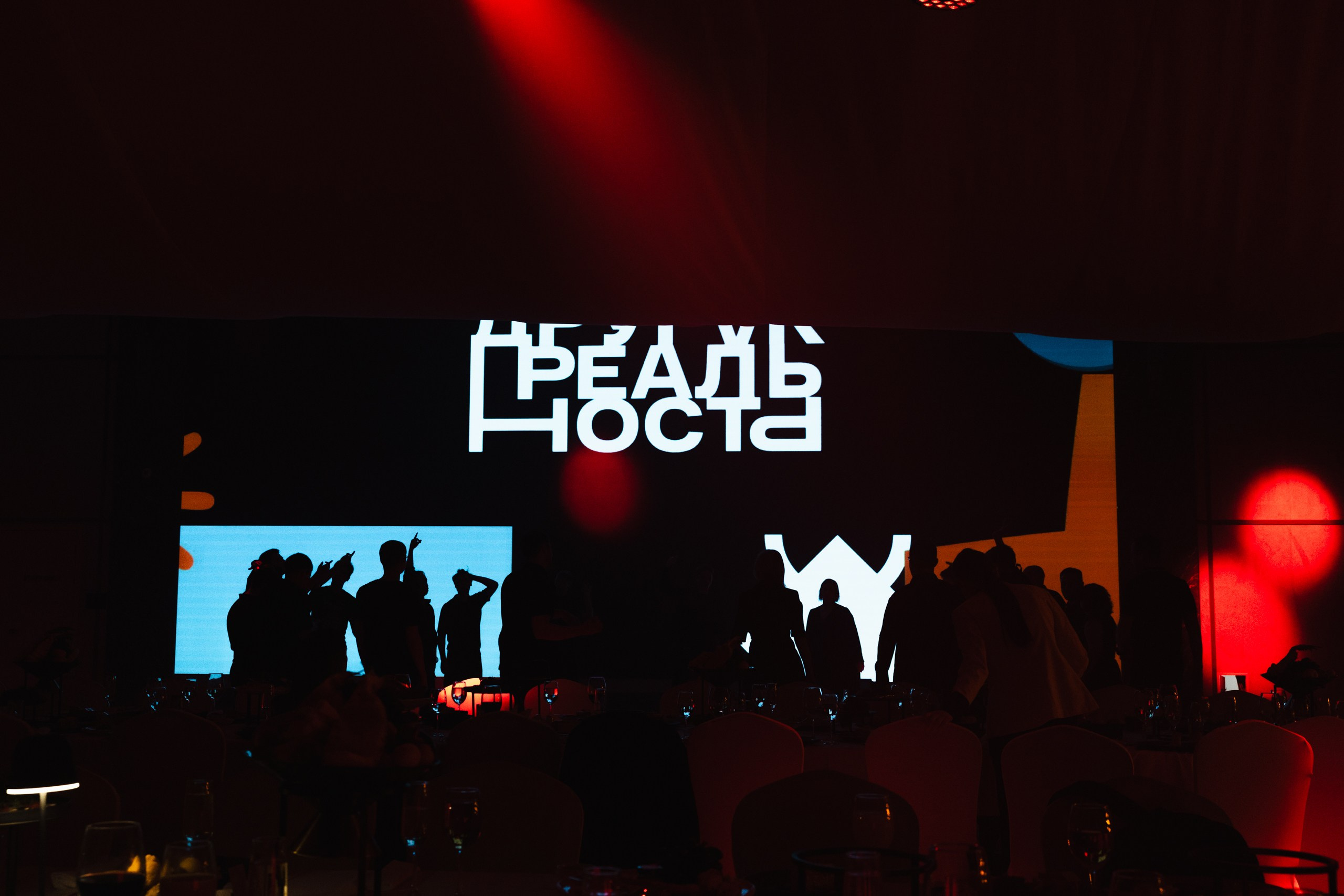 Здравствуйте! Я свадебный фотограф из Ульяновска, работаю в том числе по всей России и с выездом за границу. Снимаю свадьбы, lovestory, корпоративы, светский репортаж. Провожу обучение по фотографии, мастер-классы и воркшопы для других фотографов.