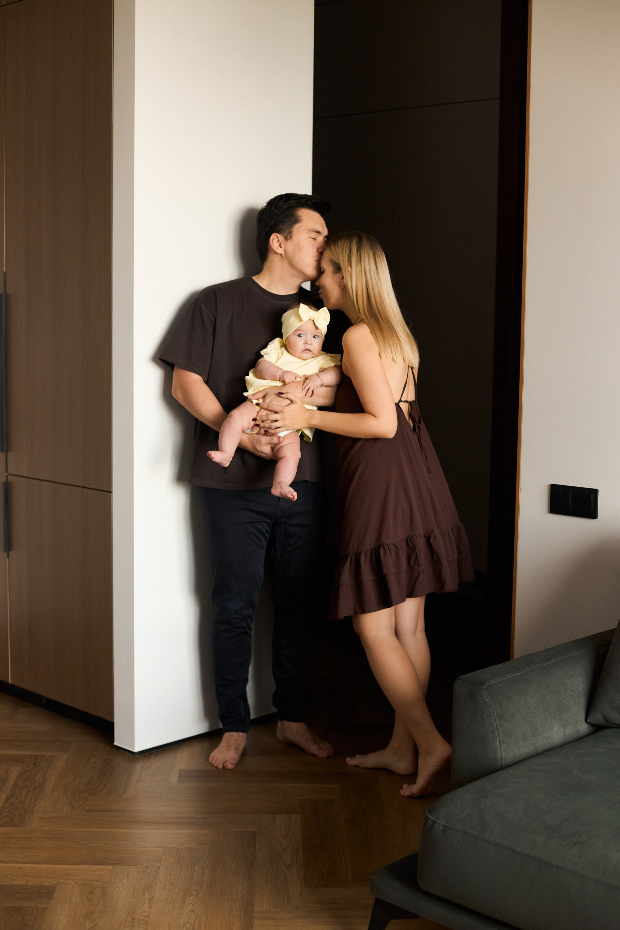 Семейная фотосессия Екатеринбург фотограф семейный фотосет в студии дома Екб заказать цена съемка детей родителей фотосъемка семьи Екб. Фотограф Екатеринбург Анастасия Жерновская | Маркетплейсы и нейрофото