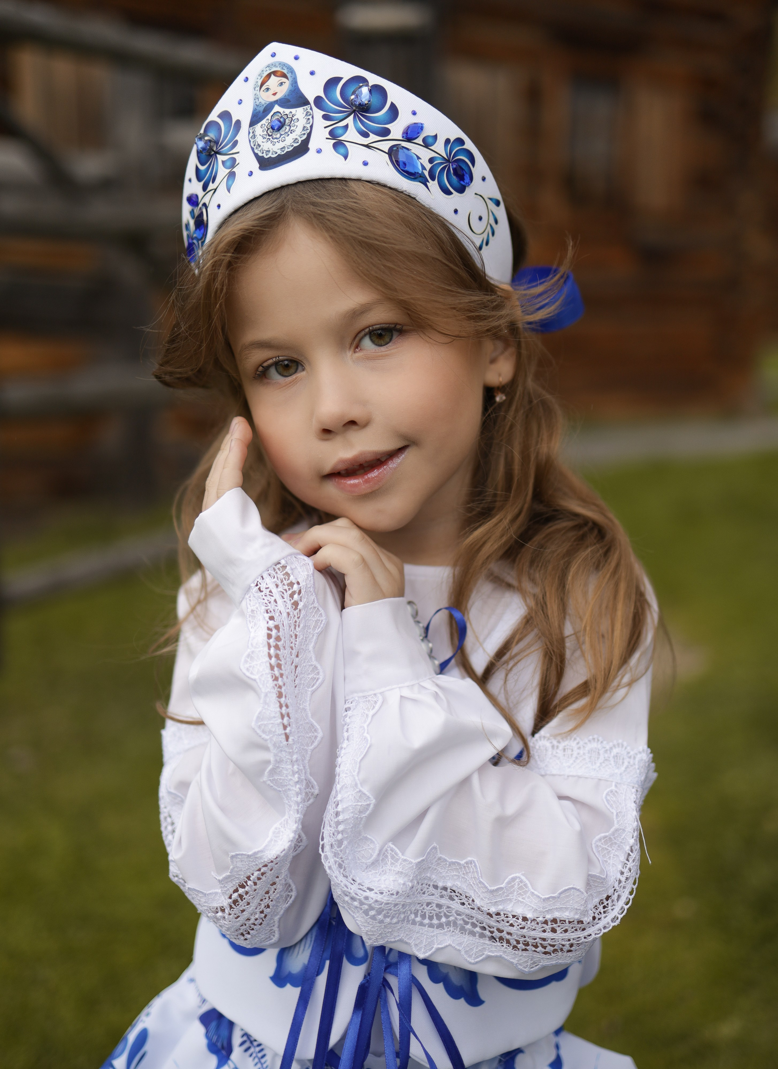 аренда наряда "гжель". В состав костюма входит юбка, жилет, рубашка. Кокошник оплачивается отдельно! Стоимость проката сутки 2000р. с кокошником 2200р. рост модели 116 см.