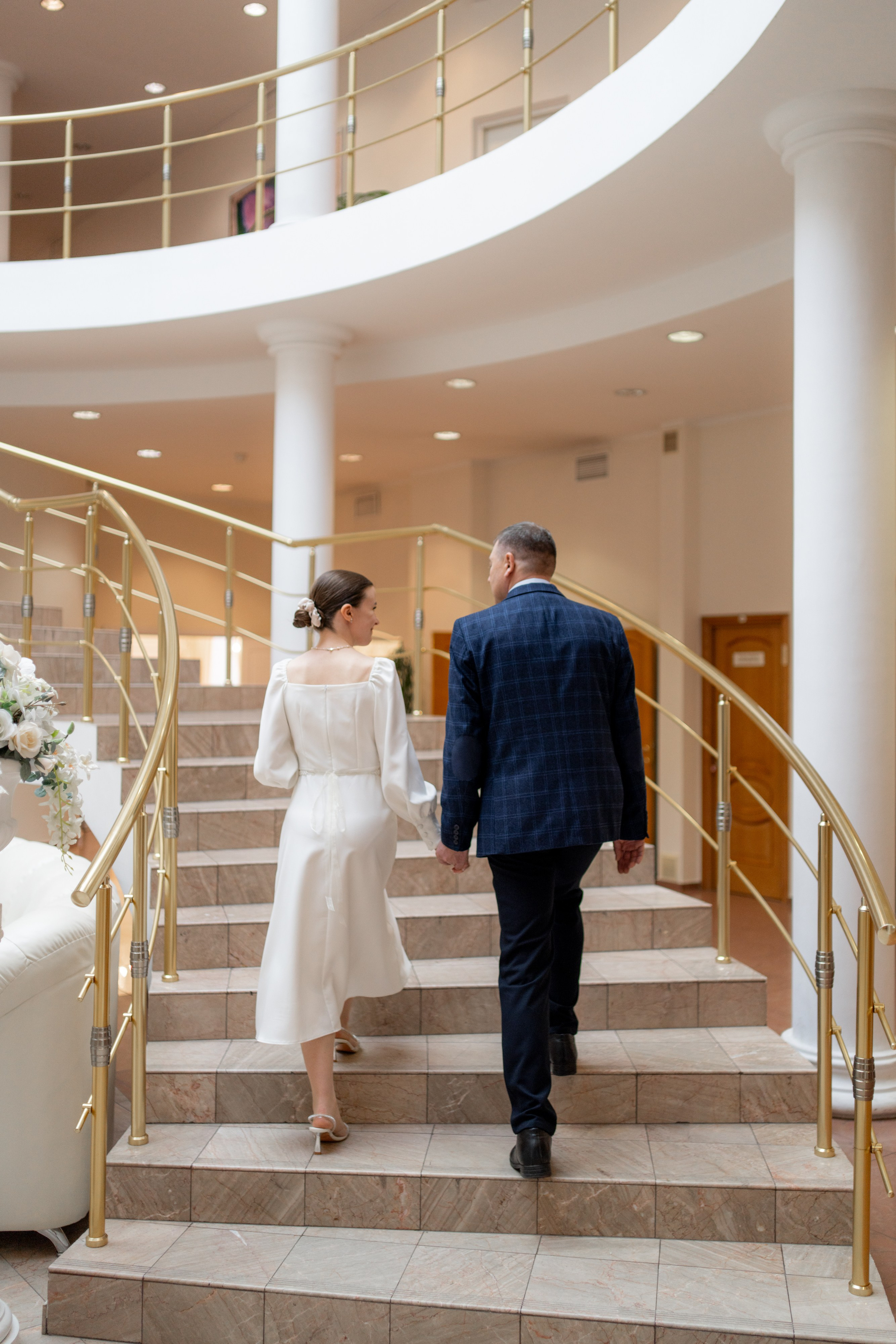 Свадебная фотосессия в загсе Приморского района пара поднимается по лестнице