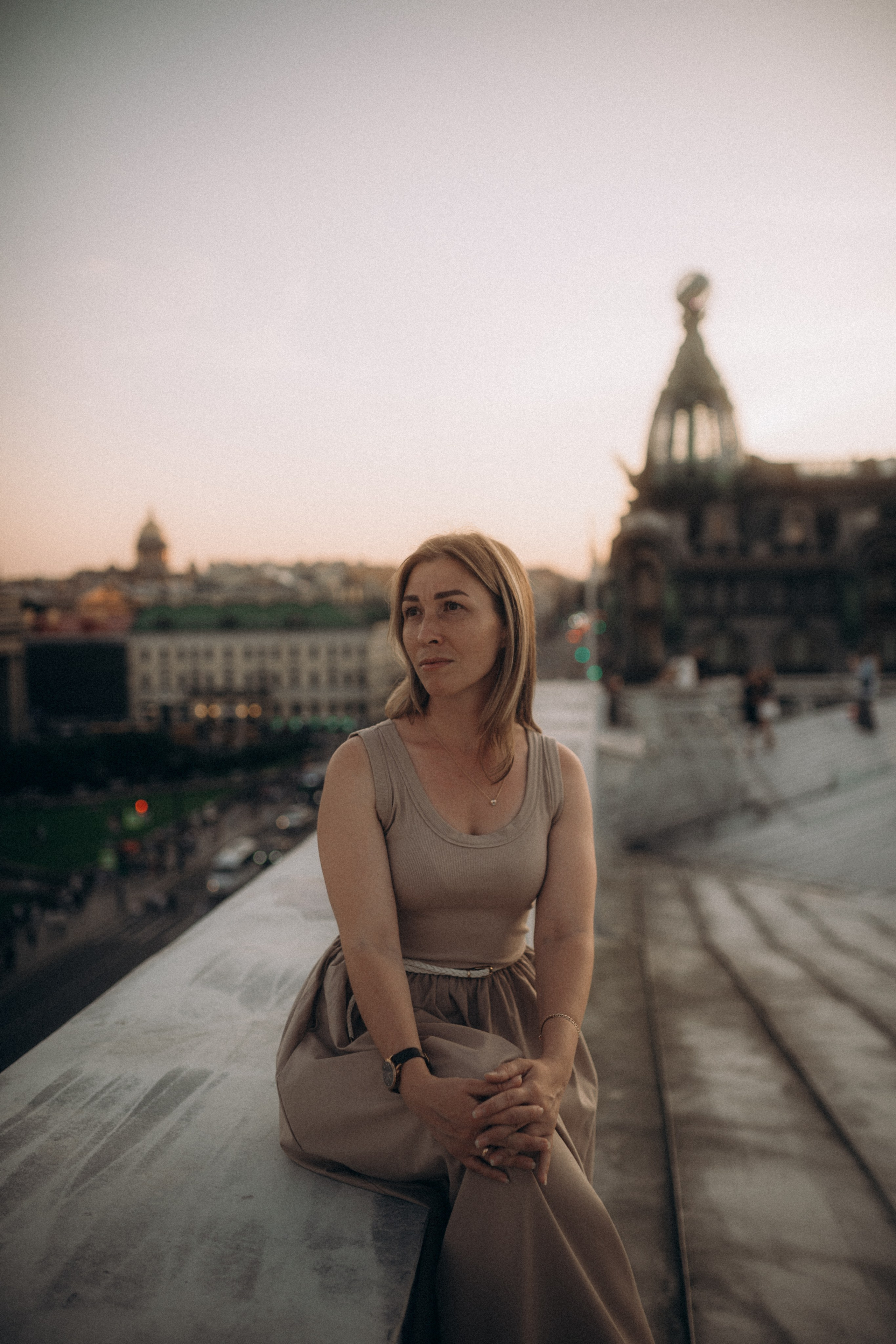 Мы сидим на питерской, теплой крыше. Фотограф в Санкт Петербурге Лара Великова