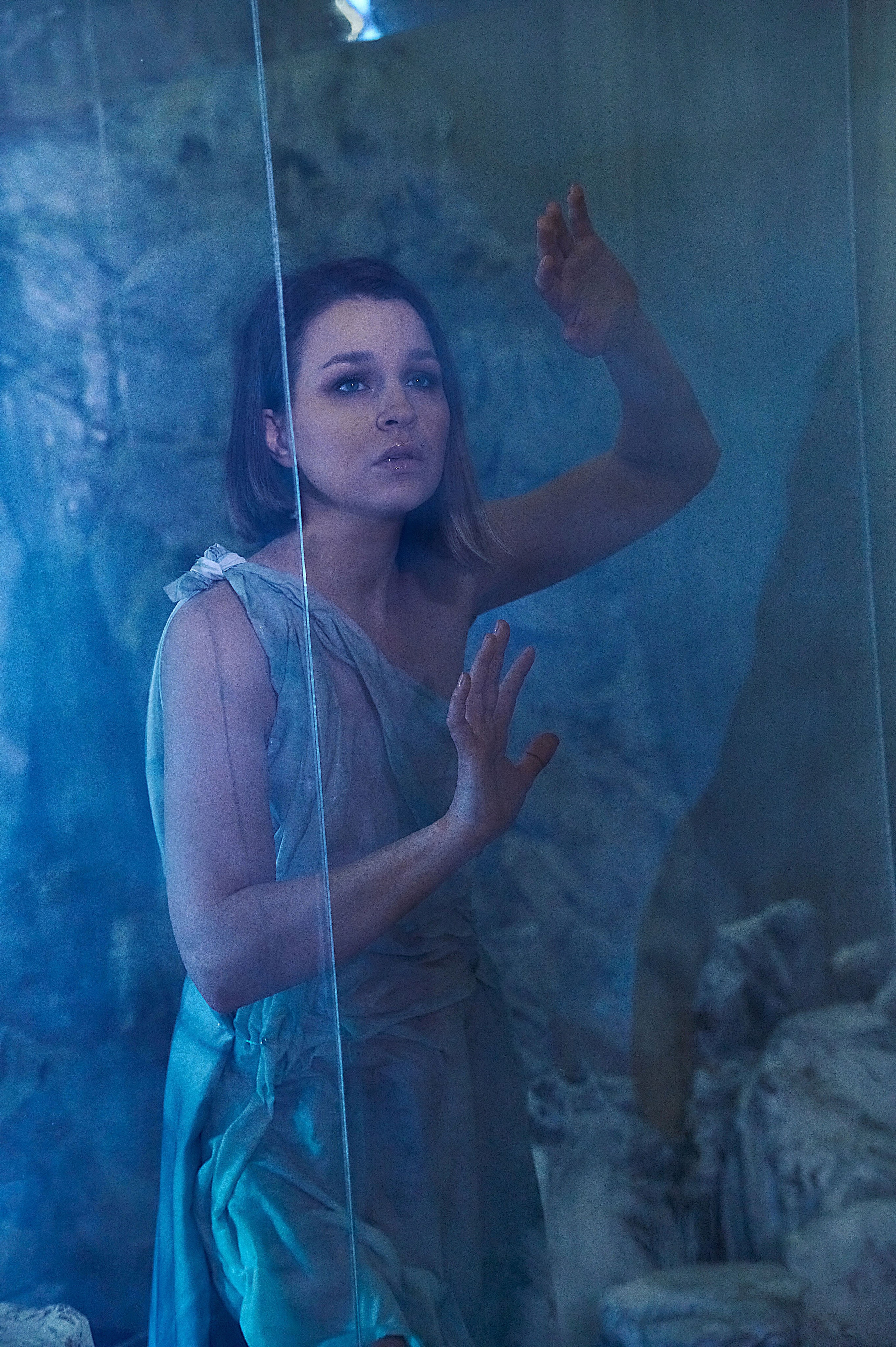 Фотосессия Ксении в декорациях «Лед» со стеклянным кубом