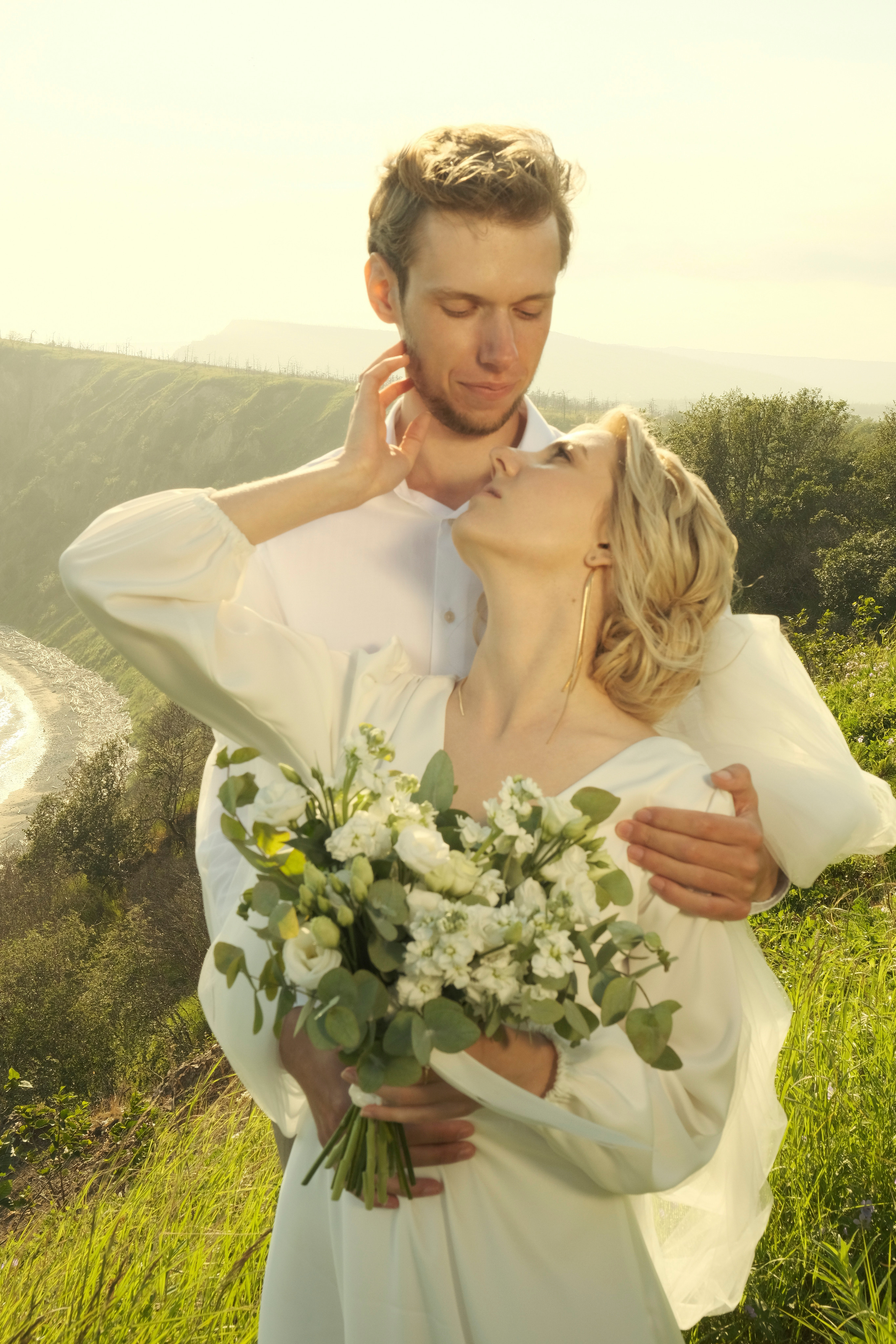 жених и невеста на фоне моря