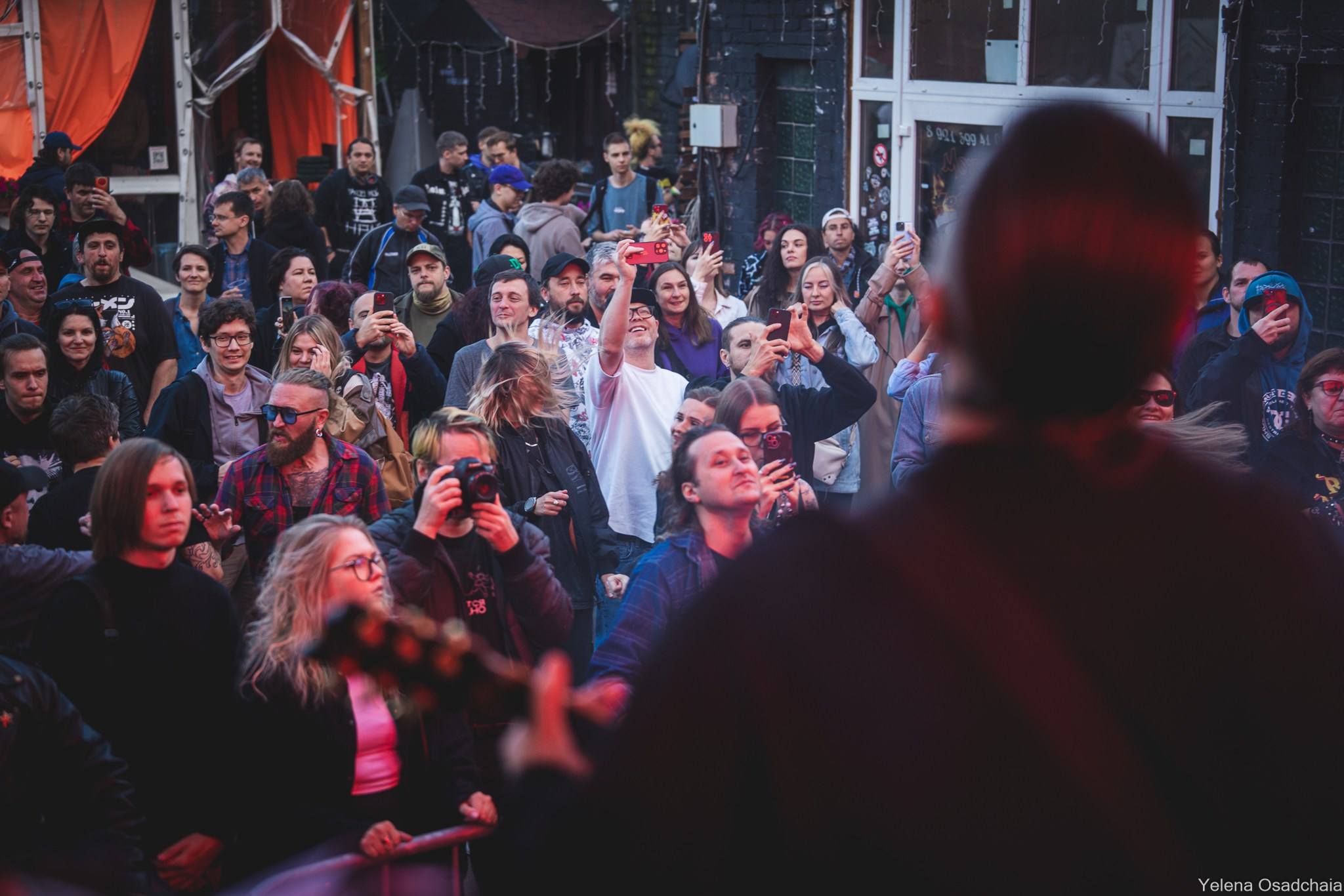 Живой 2025 — День 1. Елена Осадчая — фотографирую музыку на сцене и в жизни