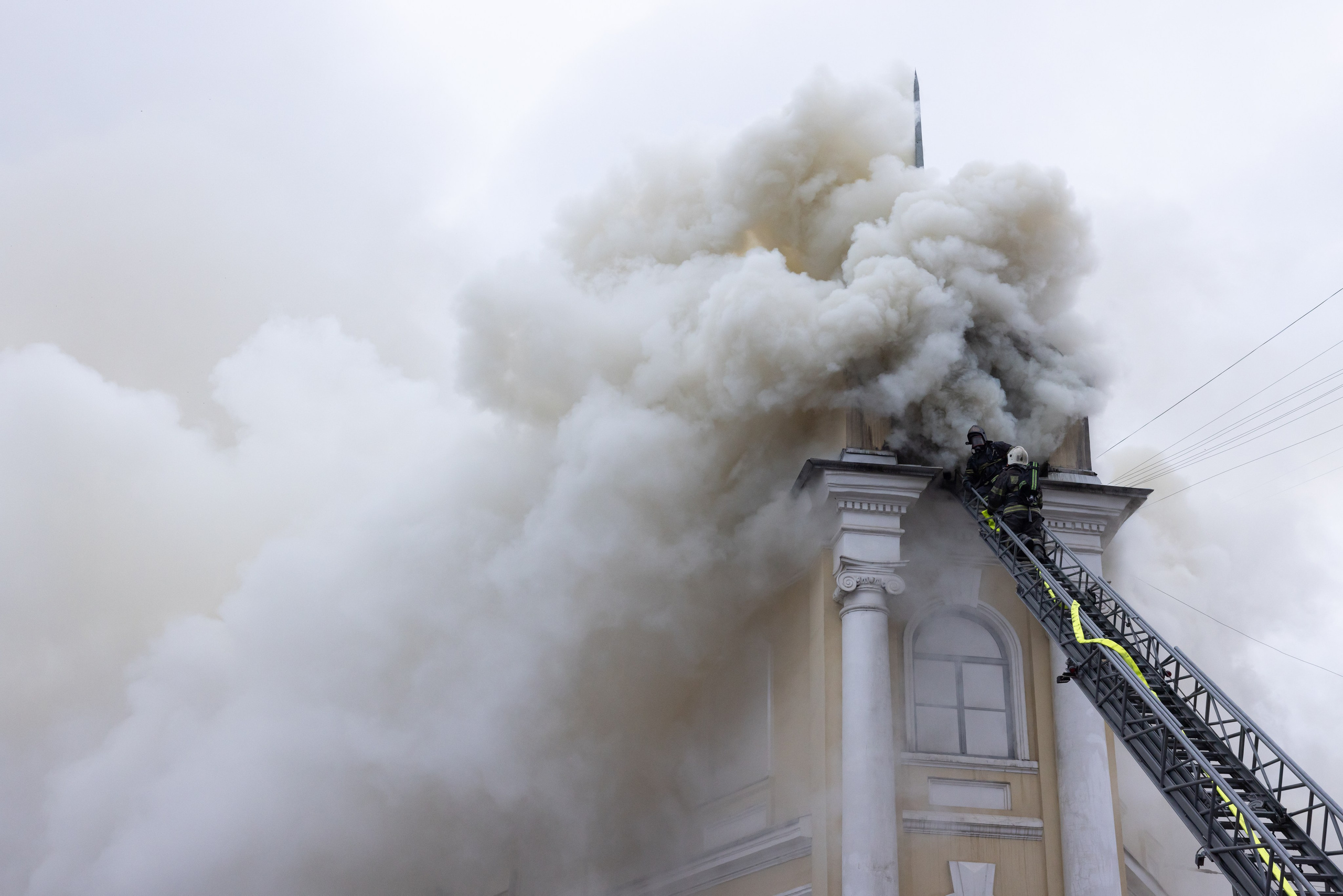 Пожар на ул. Советская 15 (13 января 2025). Репортажный фотограф Алексей Пирязев