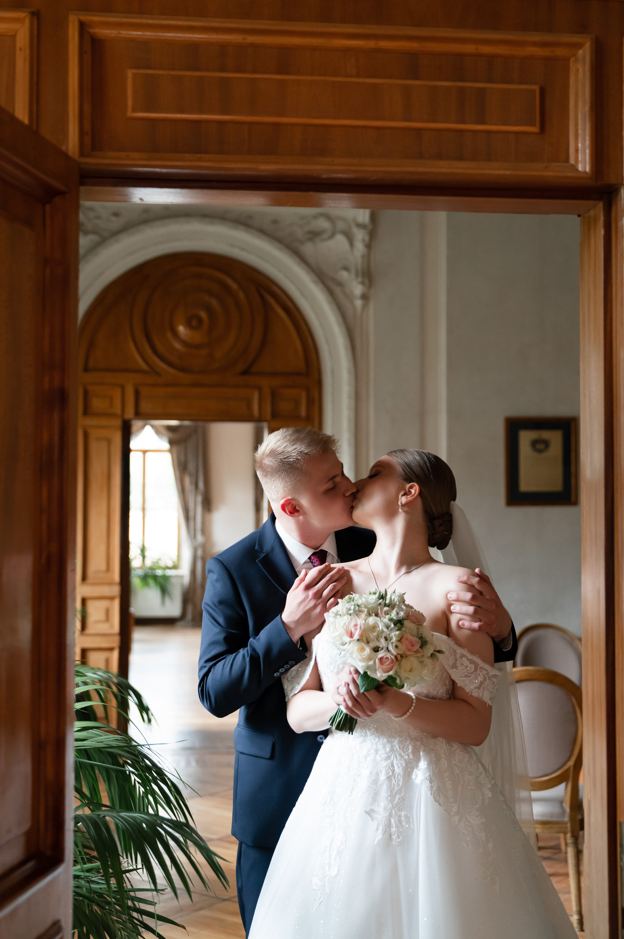 Фотосессия в библиотеке-читальне имени А. С. Пушкина. Свадебный фотограф Вера Климова