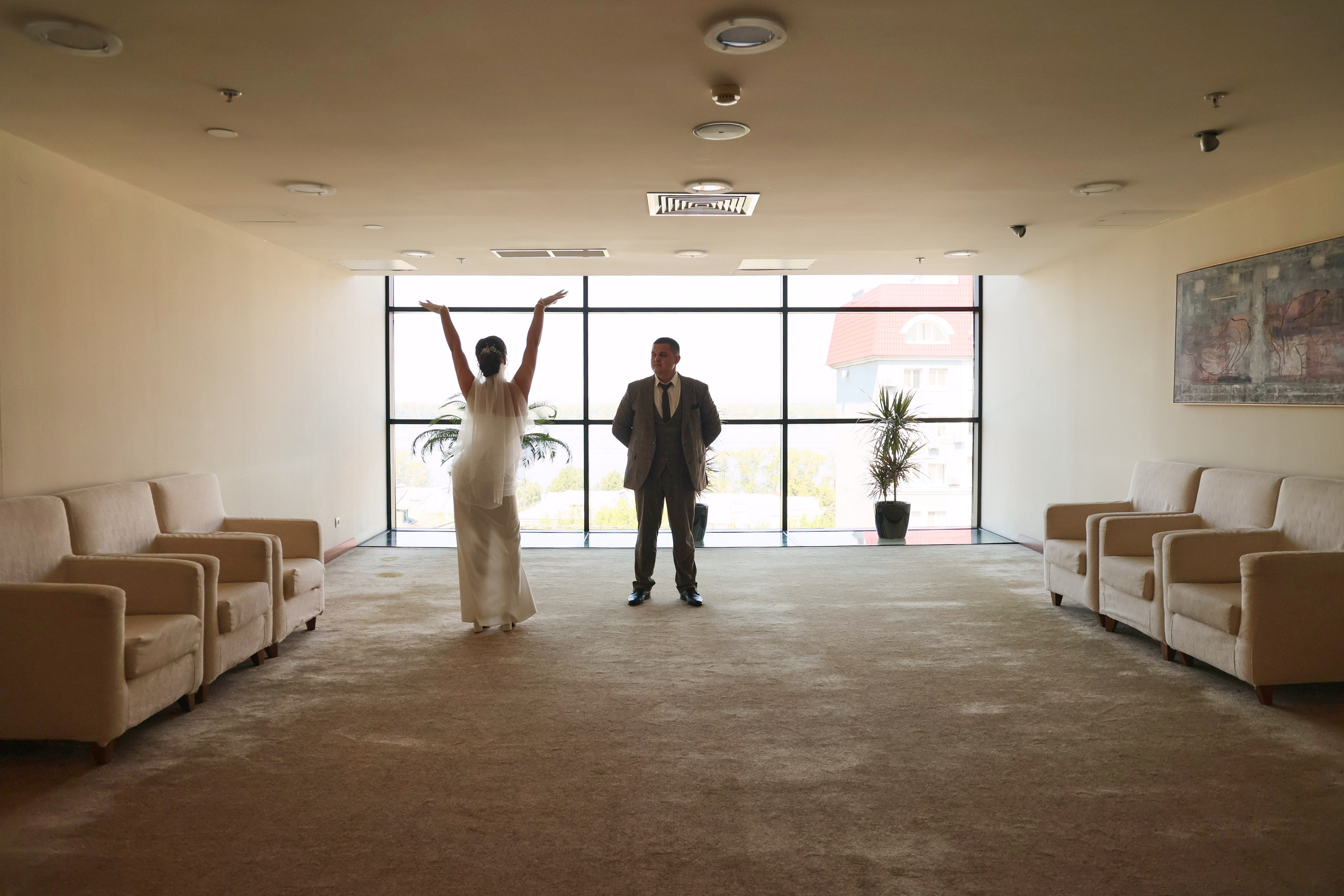 невеста танцует перед женихом в гостинице Самары в отеле Холидей Ин