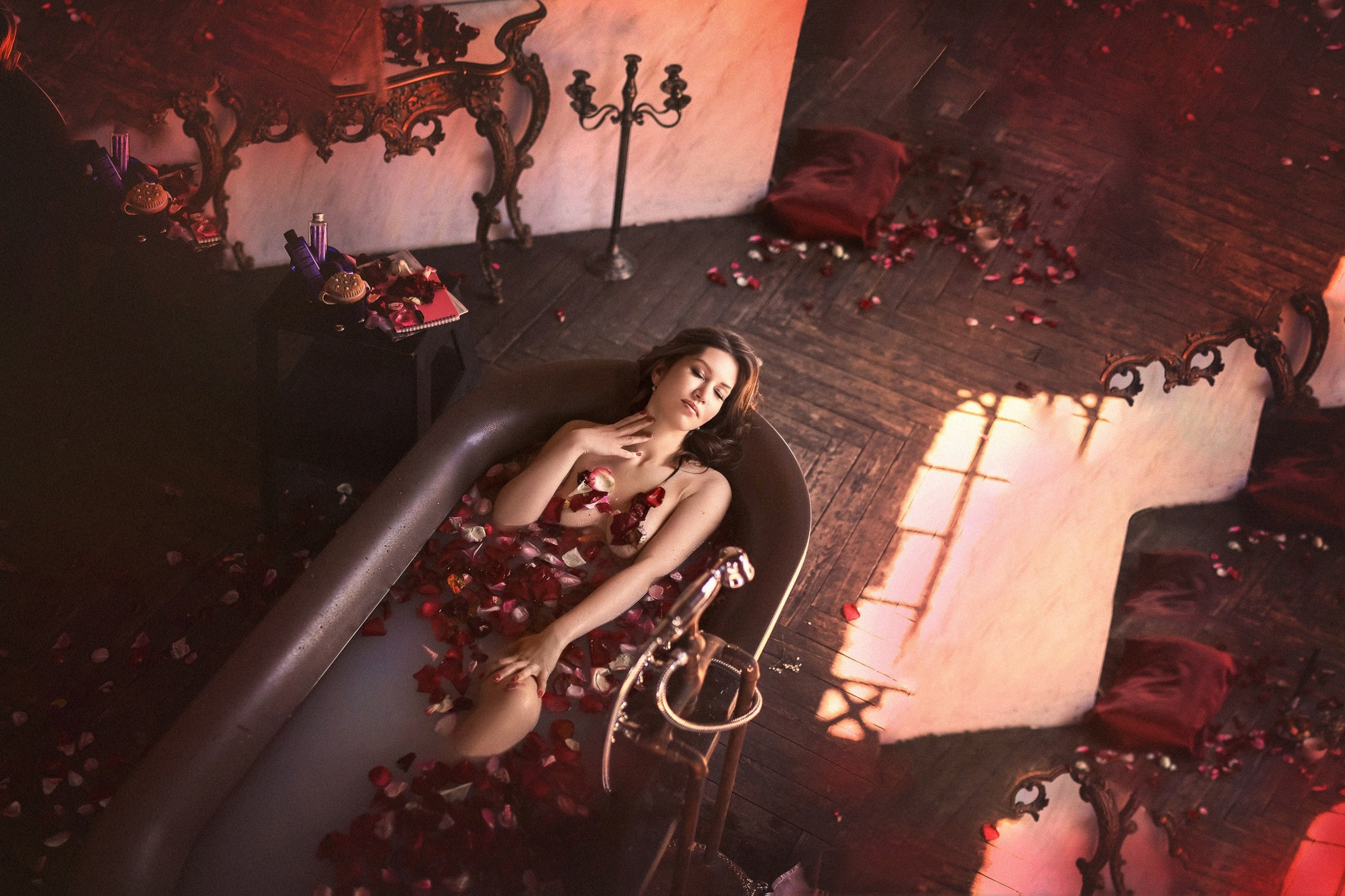 Девушка в ванне с лепестками роз, фотосессия с ванной Питер, съемка с ванной СПБ, лепестки роз в воде, фотограф Оля Ветрова