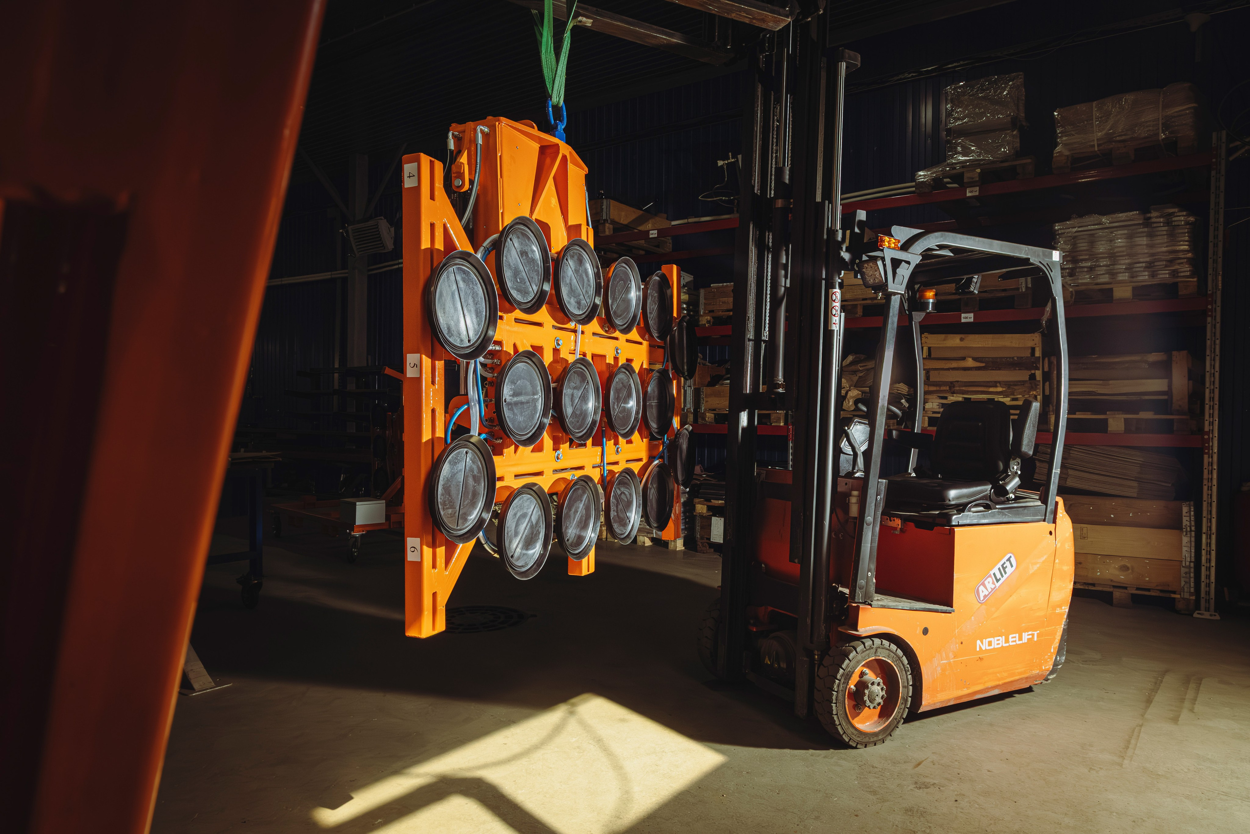 Готовые вакуумные захваты: партия продукции на складе, вид сверху.