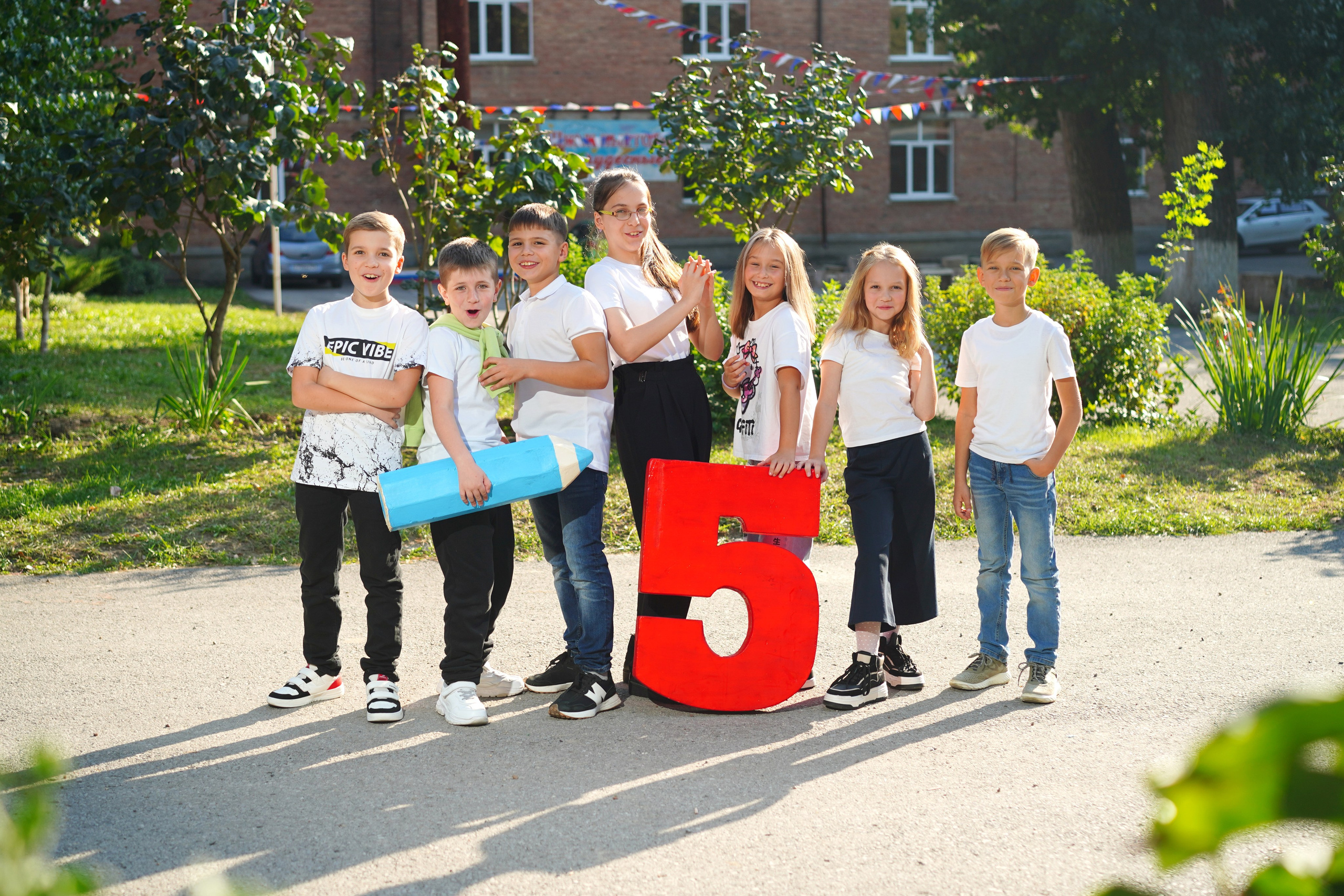 в школьном дворе