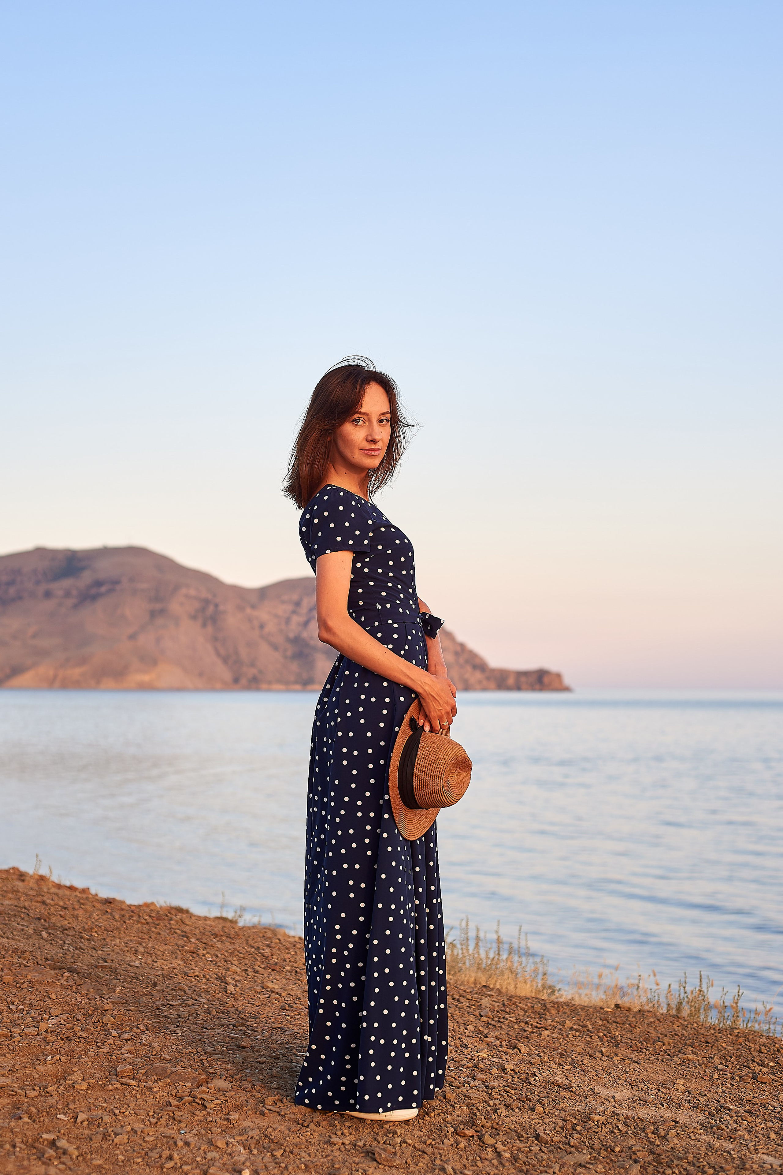 Красивая уличная съемка на фоне моря