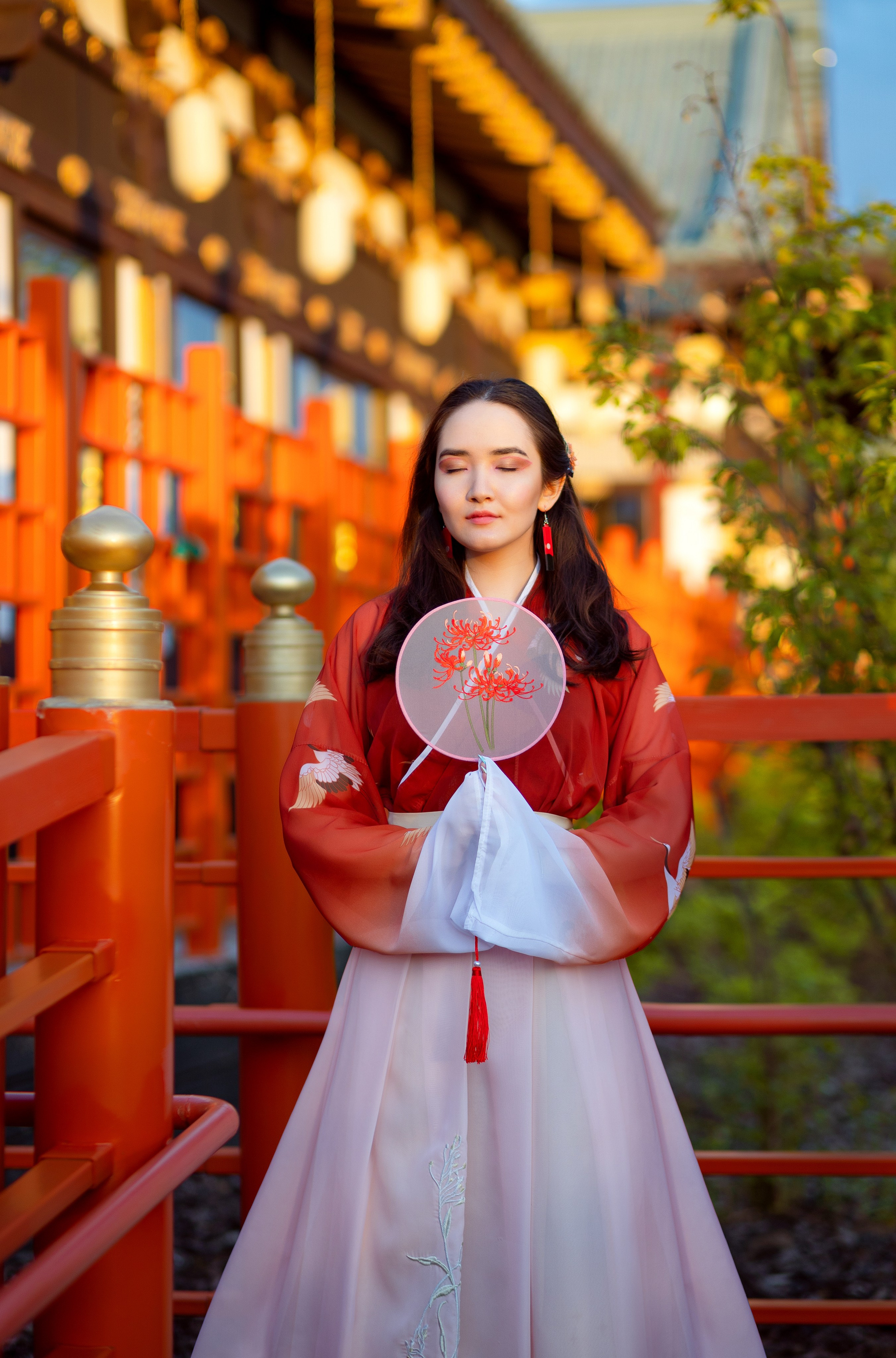 Азиатка традиционном платье позирует в Куркино