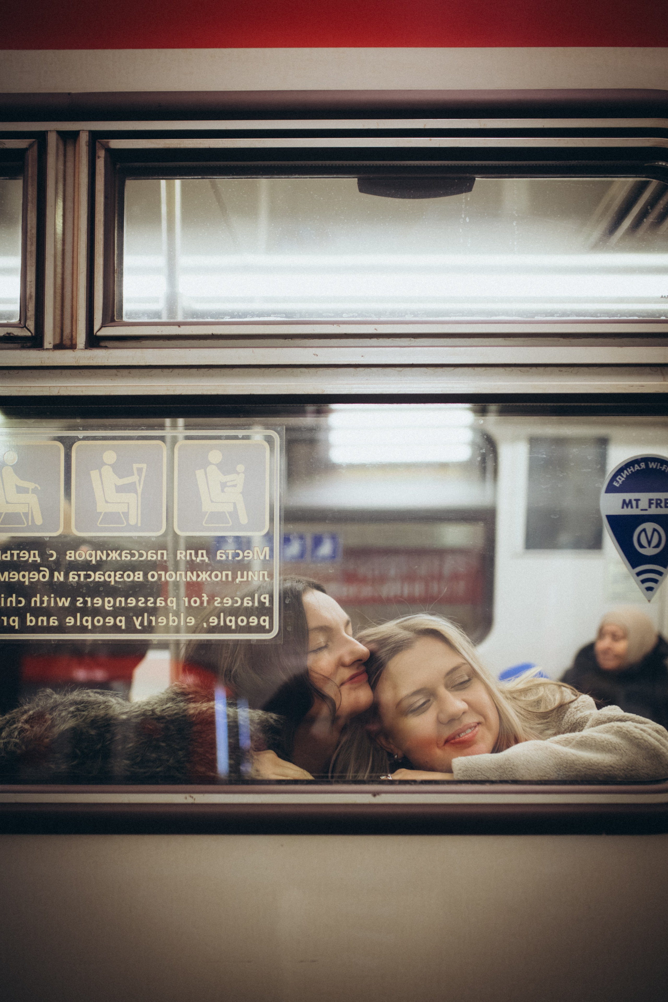 Катя и Кристина в метро. Klerout Photographer