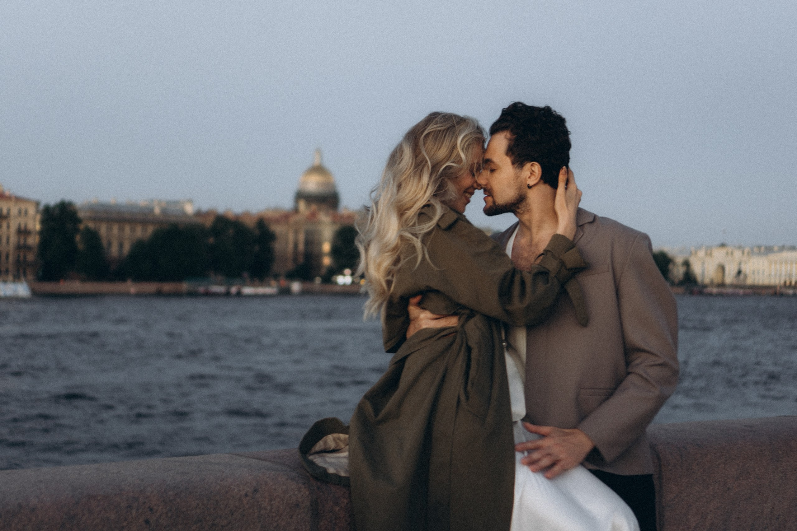 СВАДЕБНАЯ СЬЕМКА ПАРЫ НА РАССВЕТЕ В БЕЛЫЕ НОЧИ И ПРОГУЛКА С РАЗВОДНЫМИ МОСТАМИ И ПИКНИК ВОЗЛЕ ИСАКИЕВСКОГО СОБОРА. Профессиональный фотограф, Санкт-Петербург — Виктория Богомолова