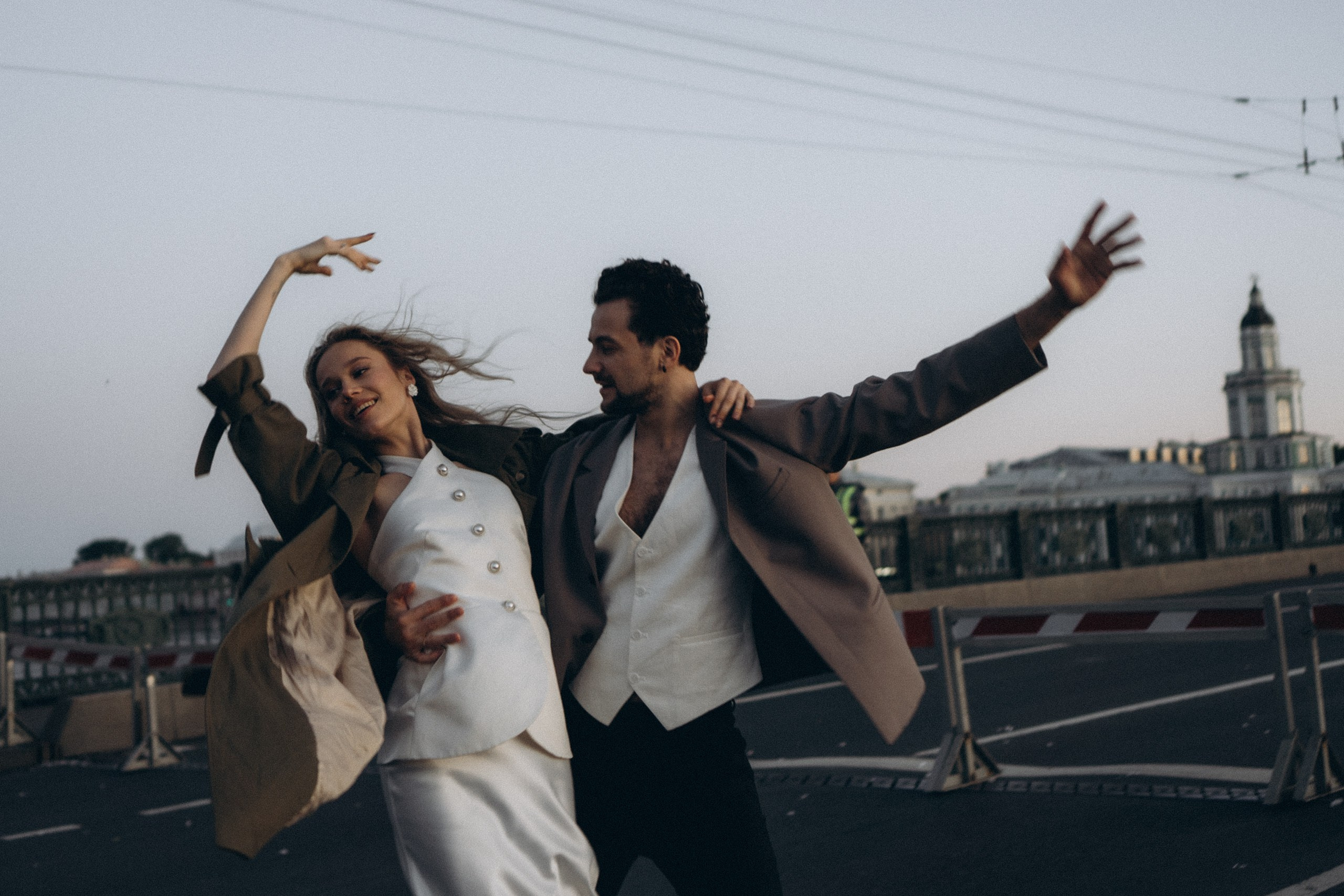 СВАДЕБНАЯ СЬЕМКА ПАРЫ НА РАССВЕТЕ В БЕЛЫЕ НОЧИ И ПРОГУЛКА С РАЗВОДНЫМИ МОСТАМИ И ПИКНИК ВОЗЛЕ ИСАКИЕВСКОГО СОБОРА. Профессиональный фотограф, Санкт-Петербург — Виктория Богомолова