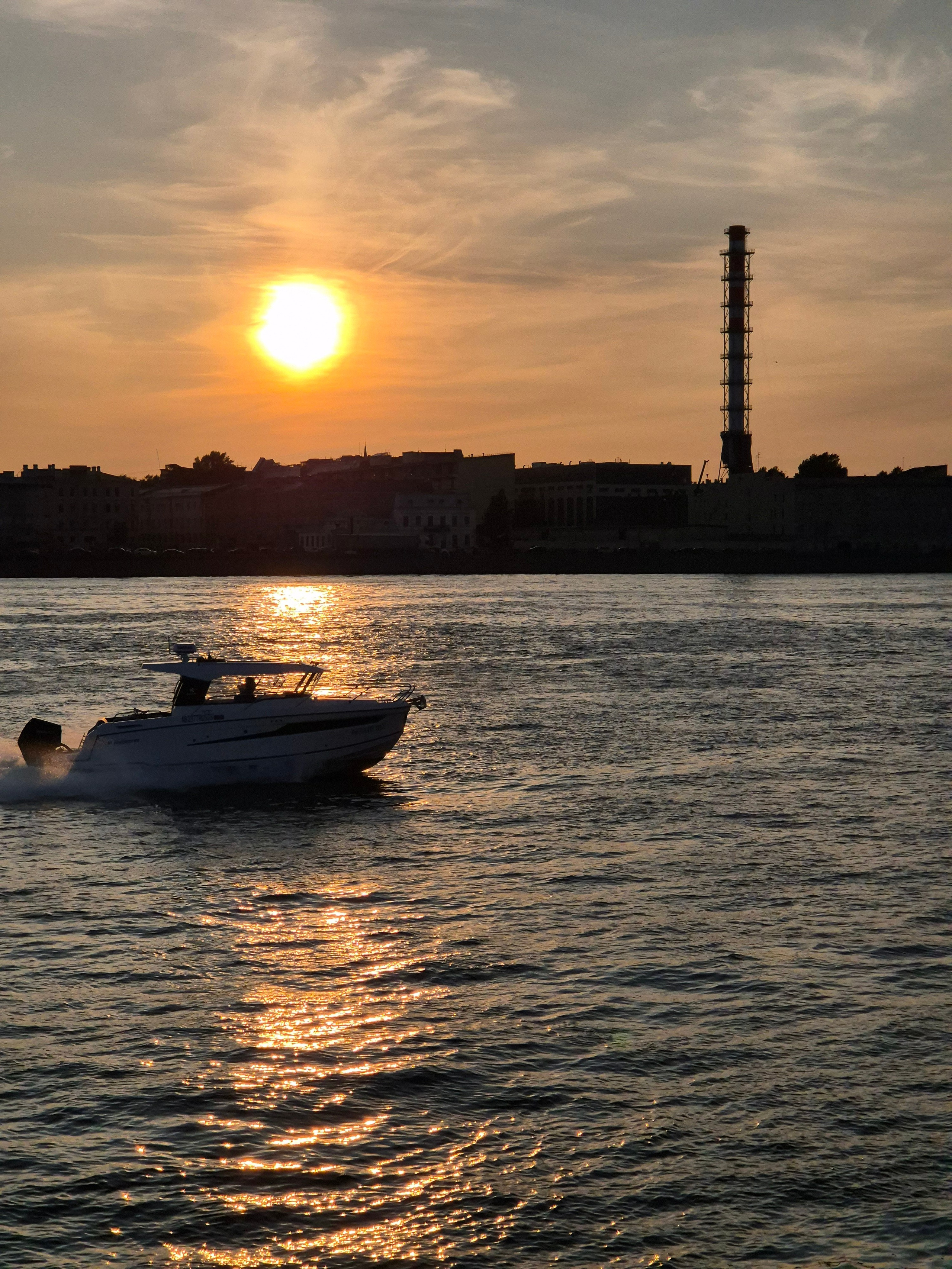 Нева впечатляла и пугала размахом, шириной и мощью