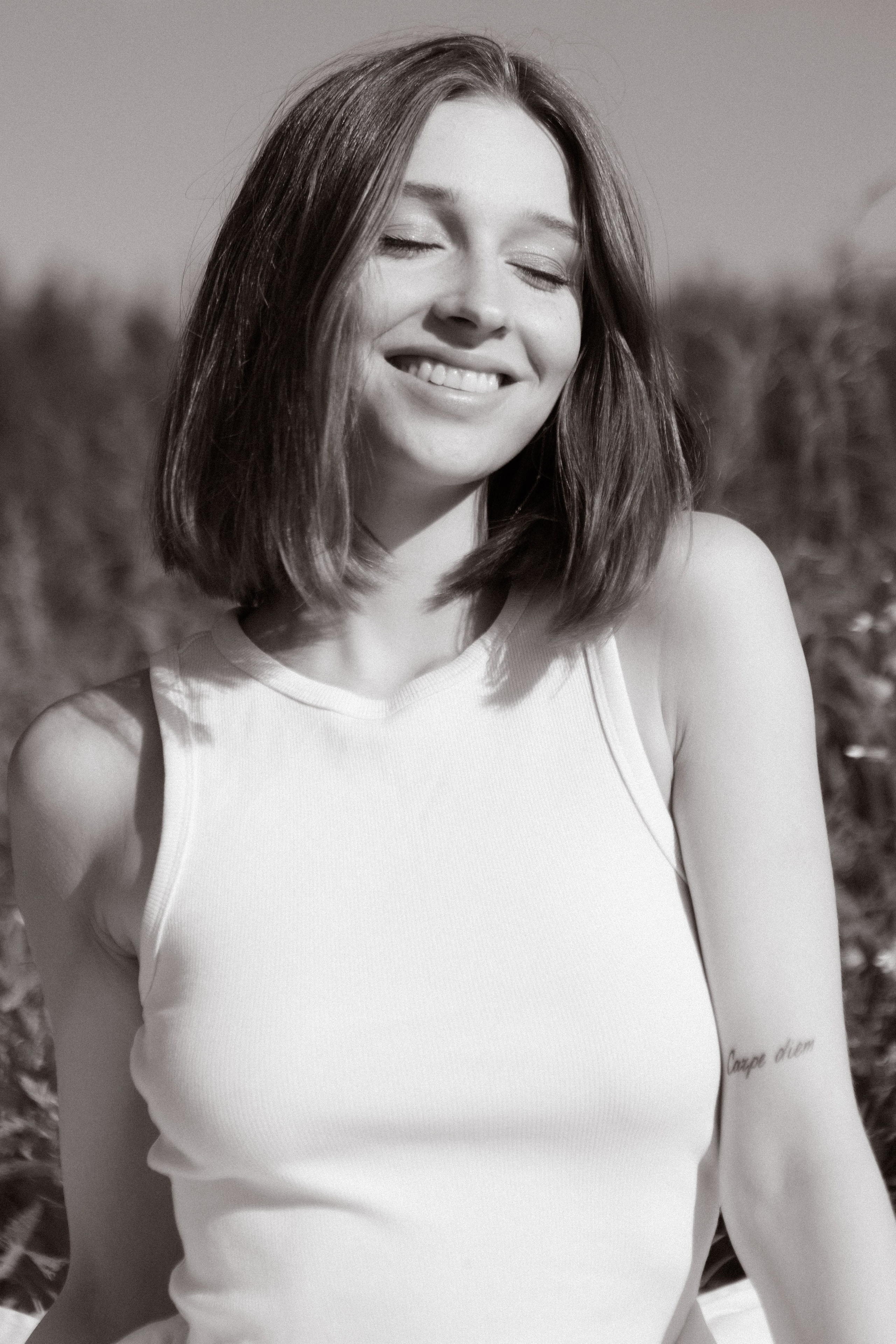 Летняя фотосессия в поле. Девушка в поле в кровати