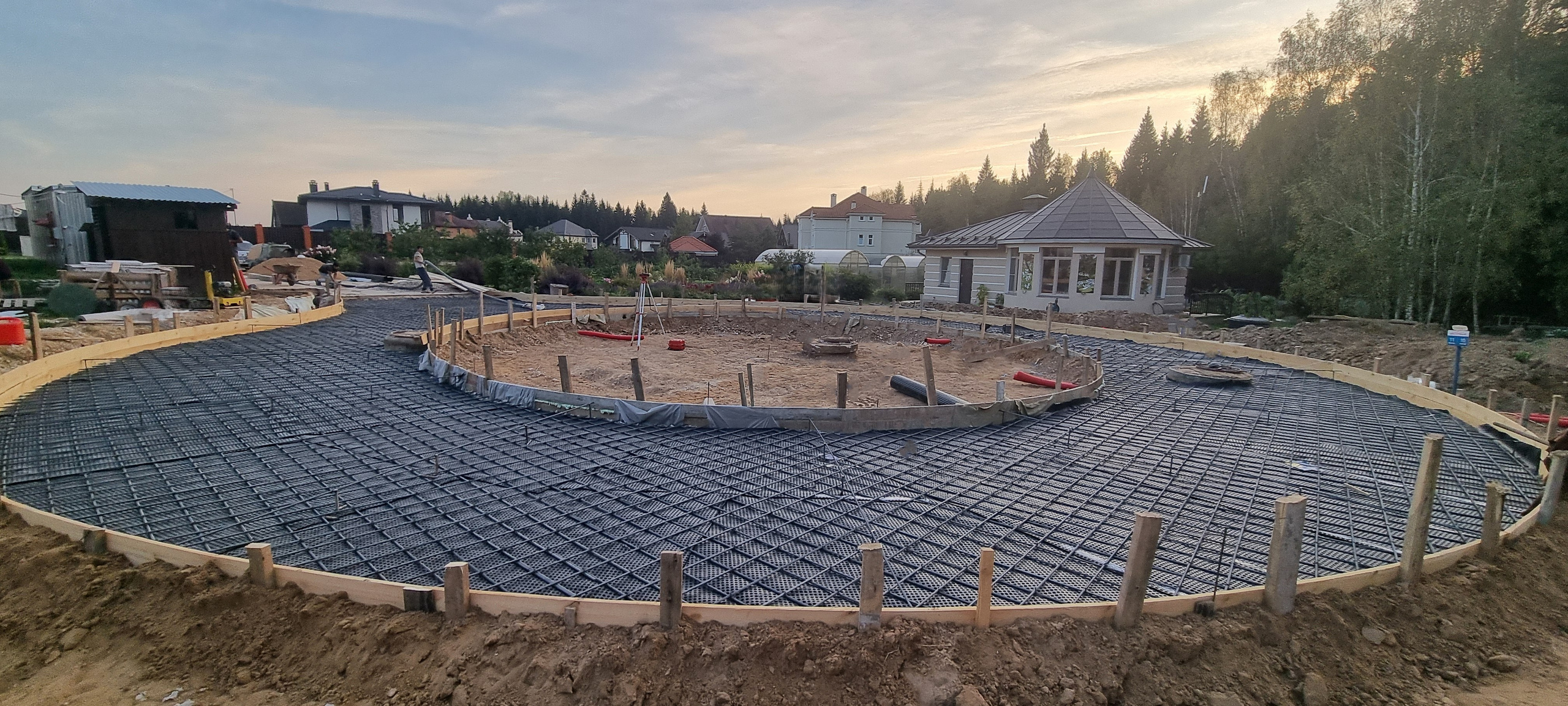 Армирование дорожек — металлическая сетка внутри бетона.