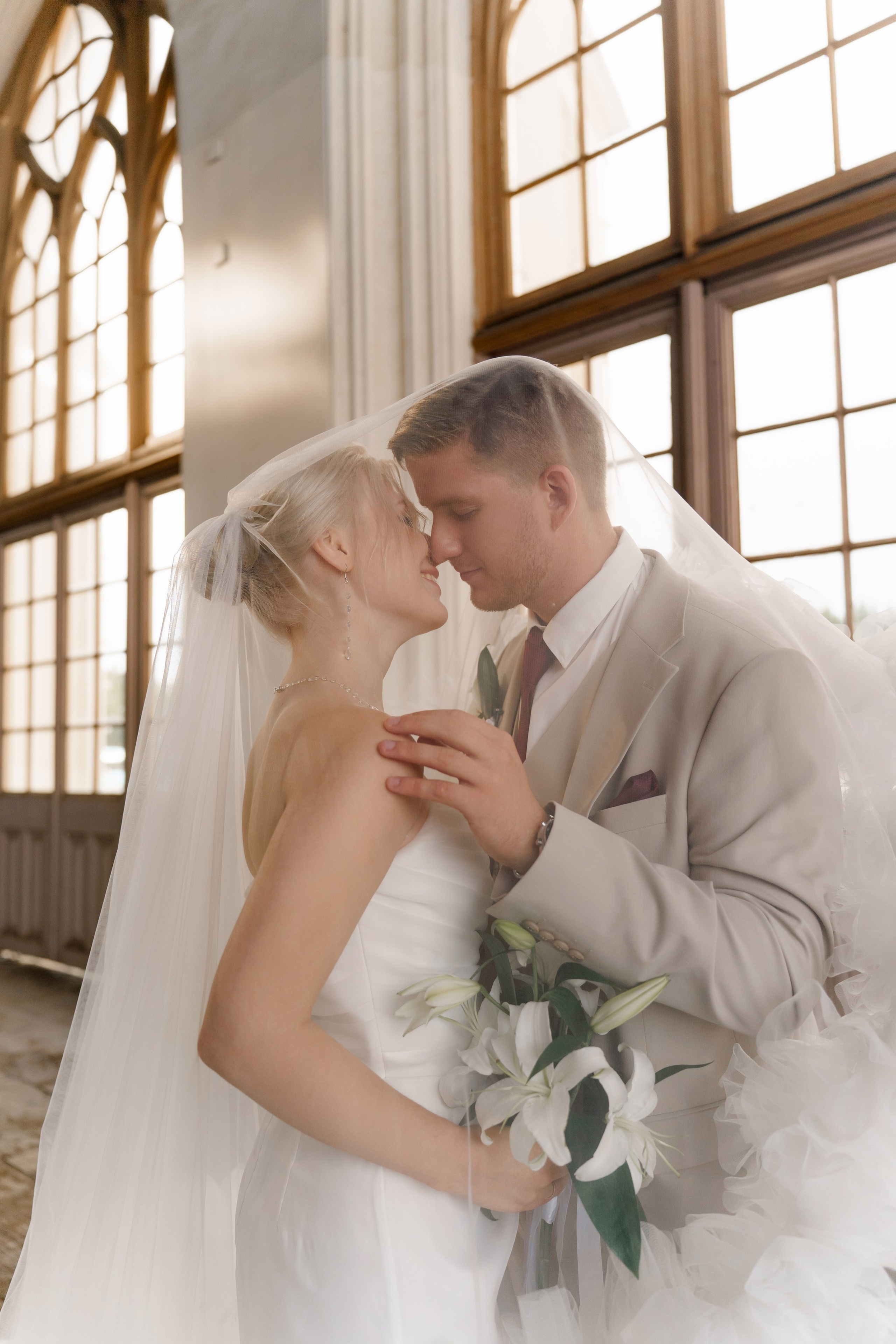 Свадьба в Санкт-Петербурге, фотосессия на прогулке, Крупный портрет невесты и жениха, с букетом цветов на вокзале в Павловске.