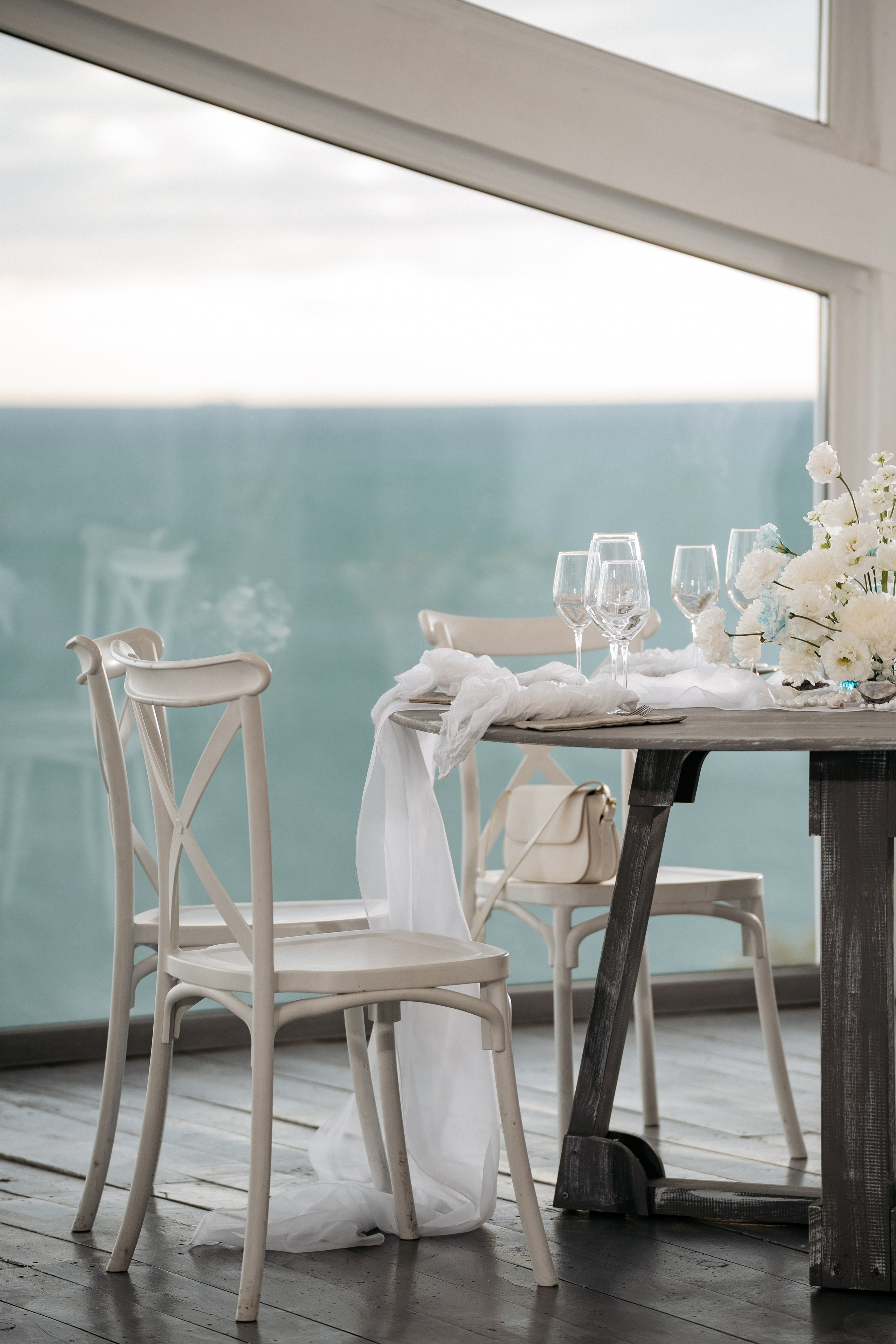 Фотографии праздничного стола на свадебном банкете в Геленджике с панорамным видом на море.