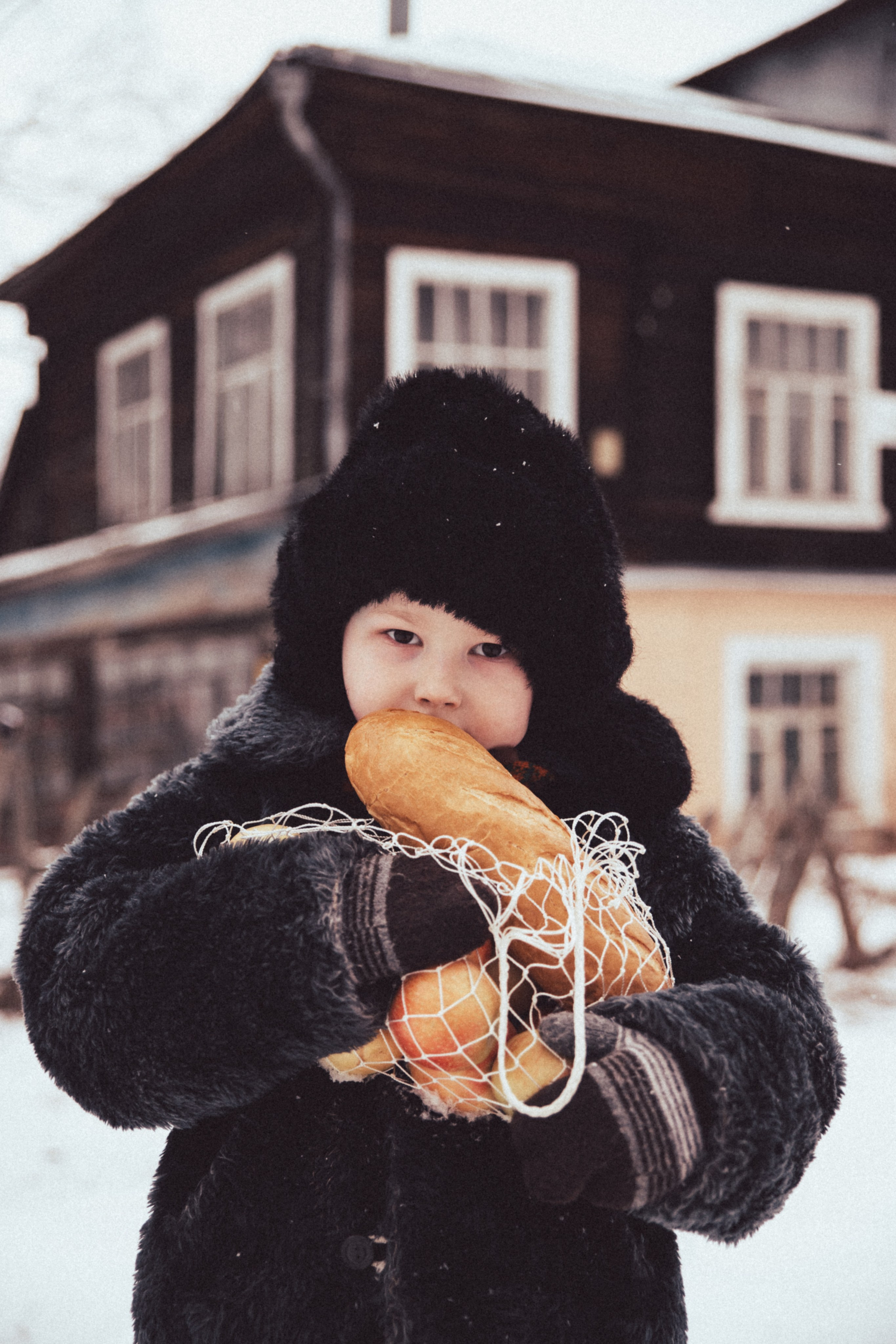 Прогулка в родительской шубке. Елена Котлярова фотограф г. Сергиев Посад