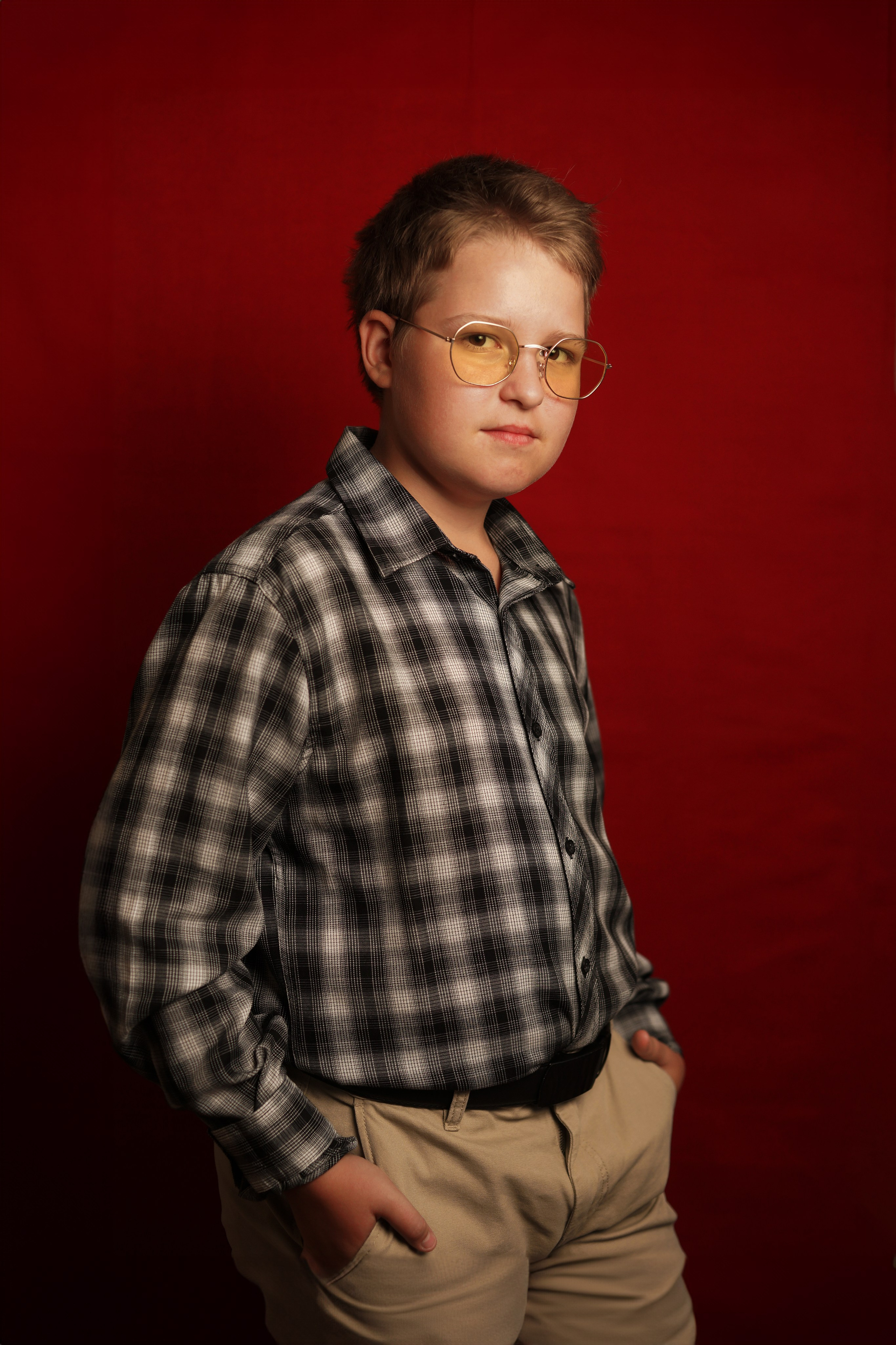 Портреты на красном фоне школа / студия. Ольга Плаксина фотограф в Саратове