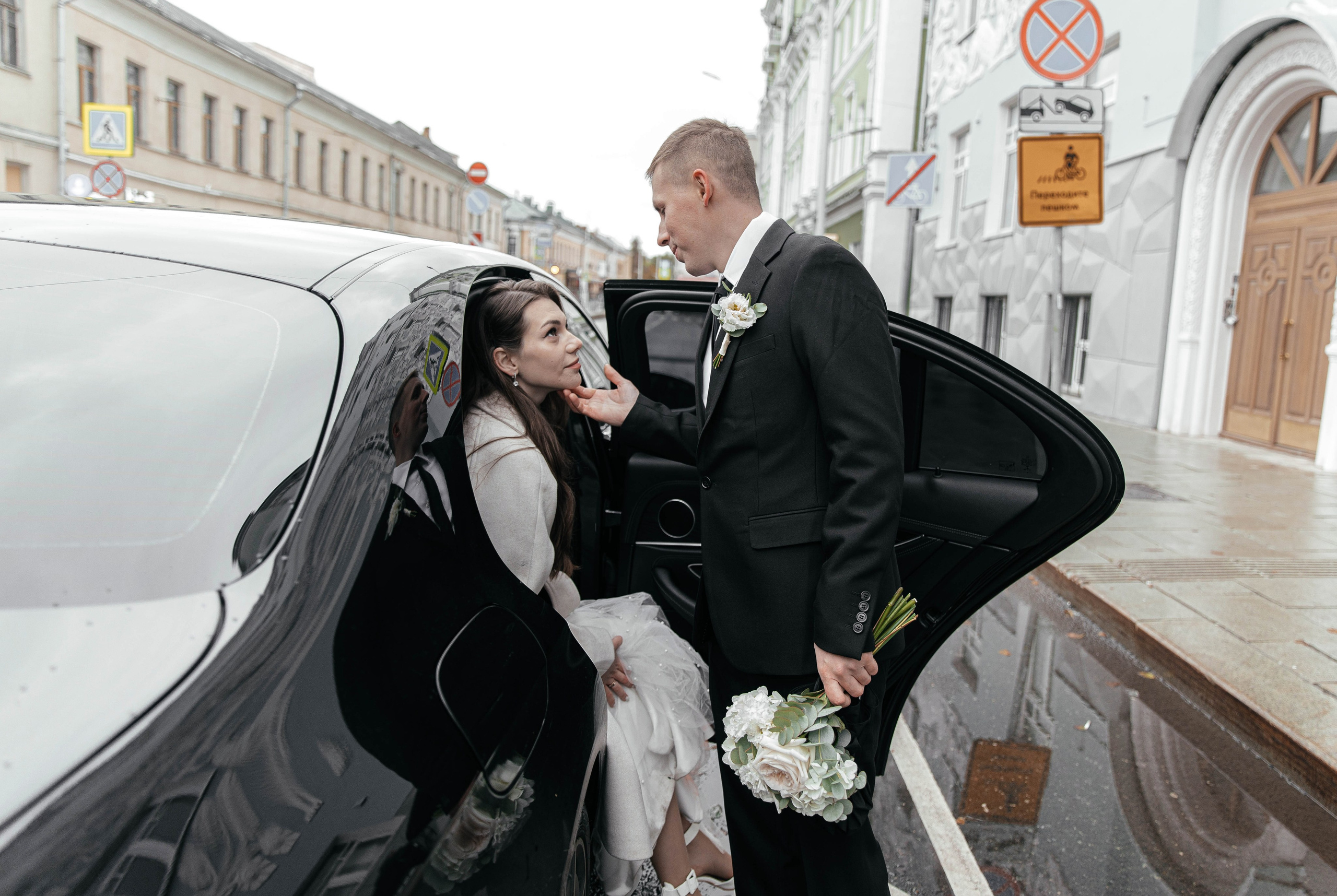 Прогулка под дождём. Свадебный фотограф в Москве