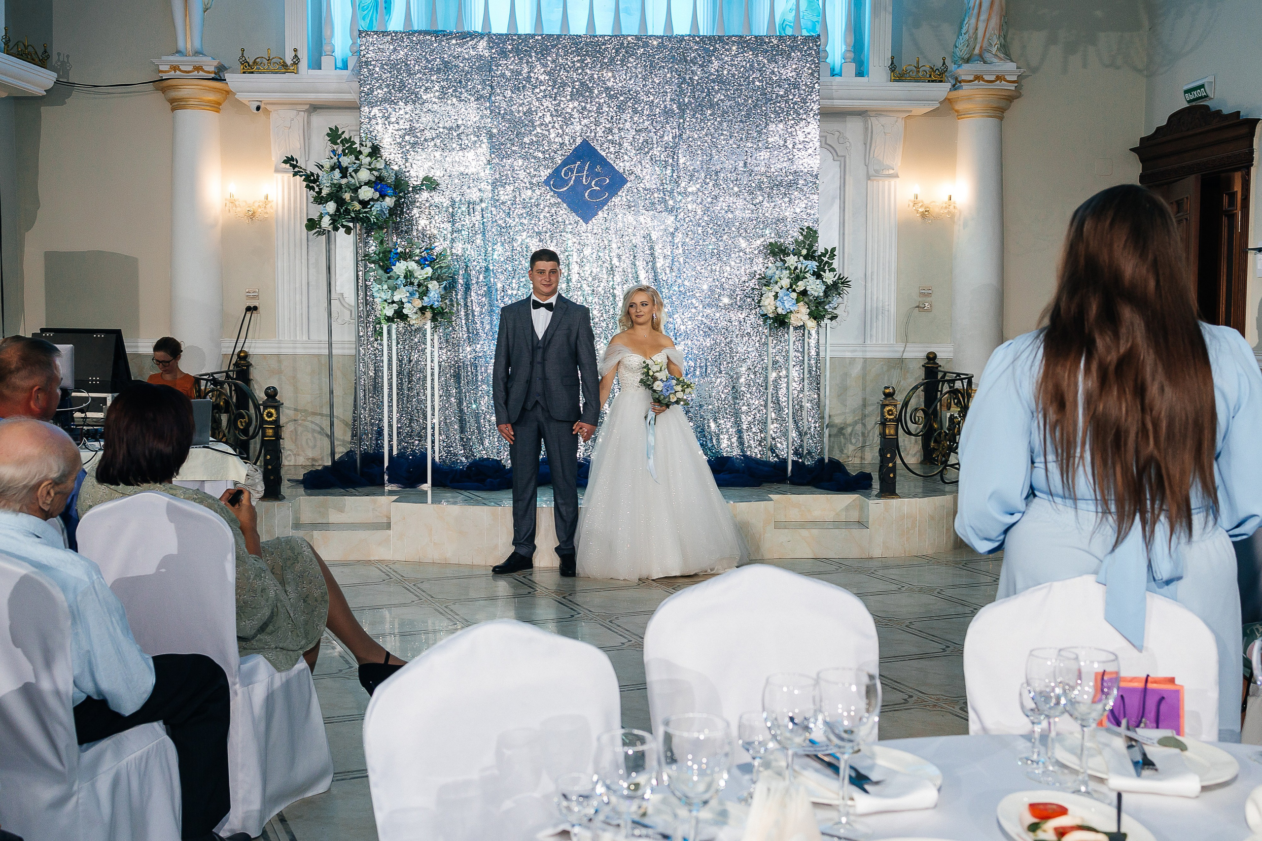 Стильная фотосессия пары в интерьерах ресторана. Олег Сверчков | Свадебный фотограф Вологда