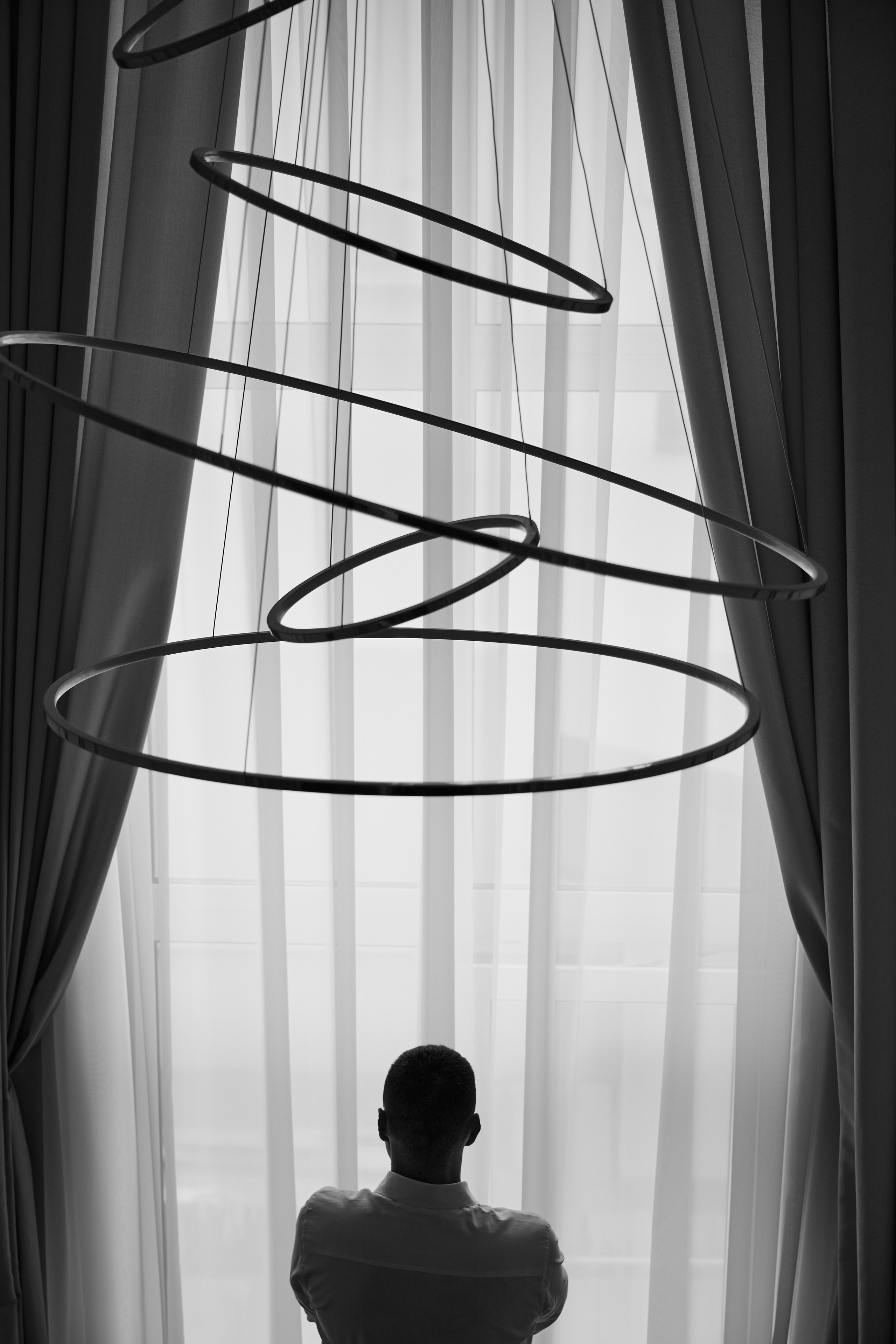 Свадебный фотограф в Самаре. черно-белая фотография жениха с контровым светом.