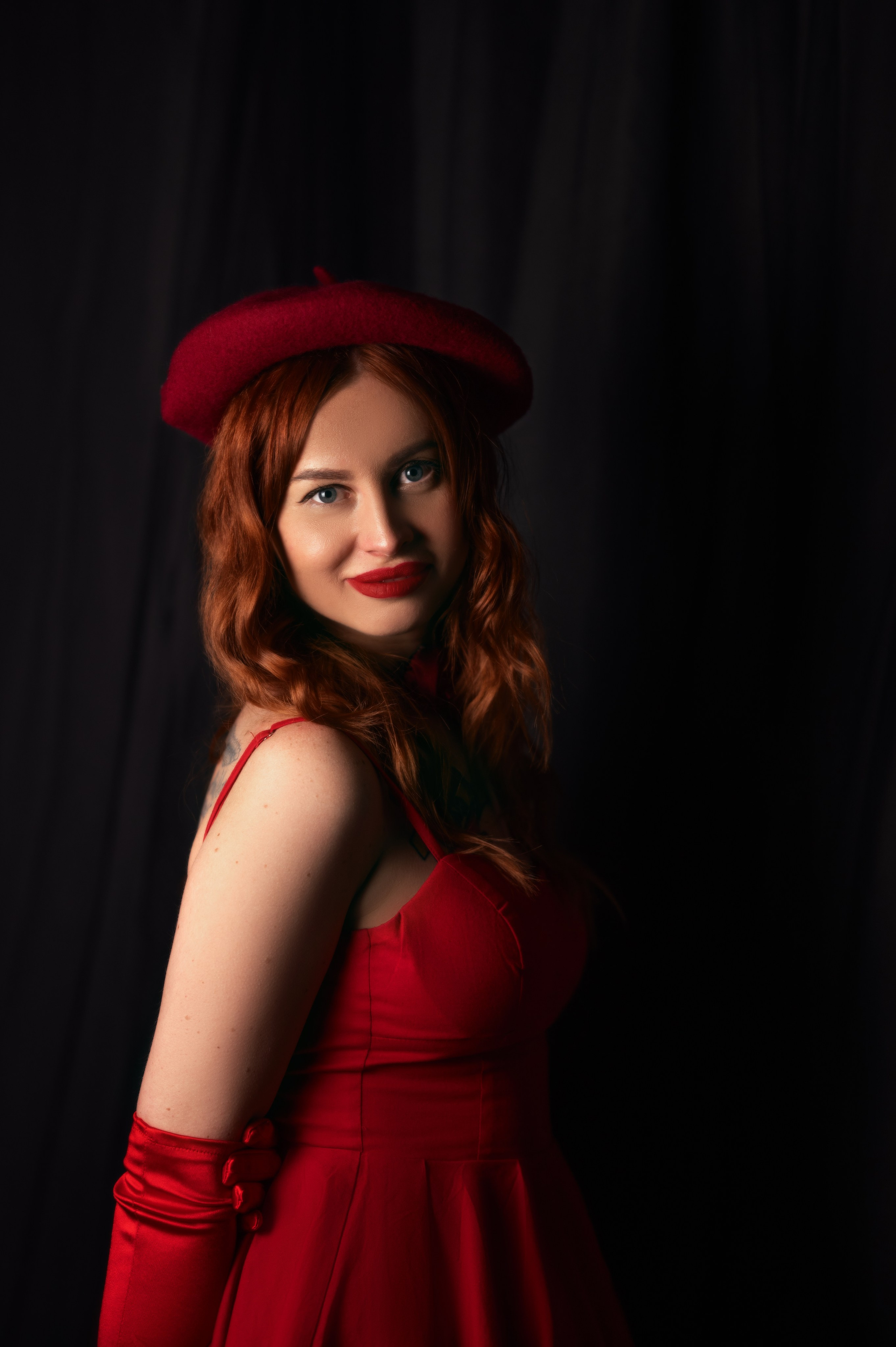 Студийная фотосессия в Волгодонске. Девушка в красном платье и берете. Фотограф — Елизавета Жуйкова.